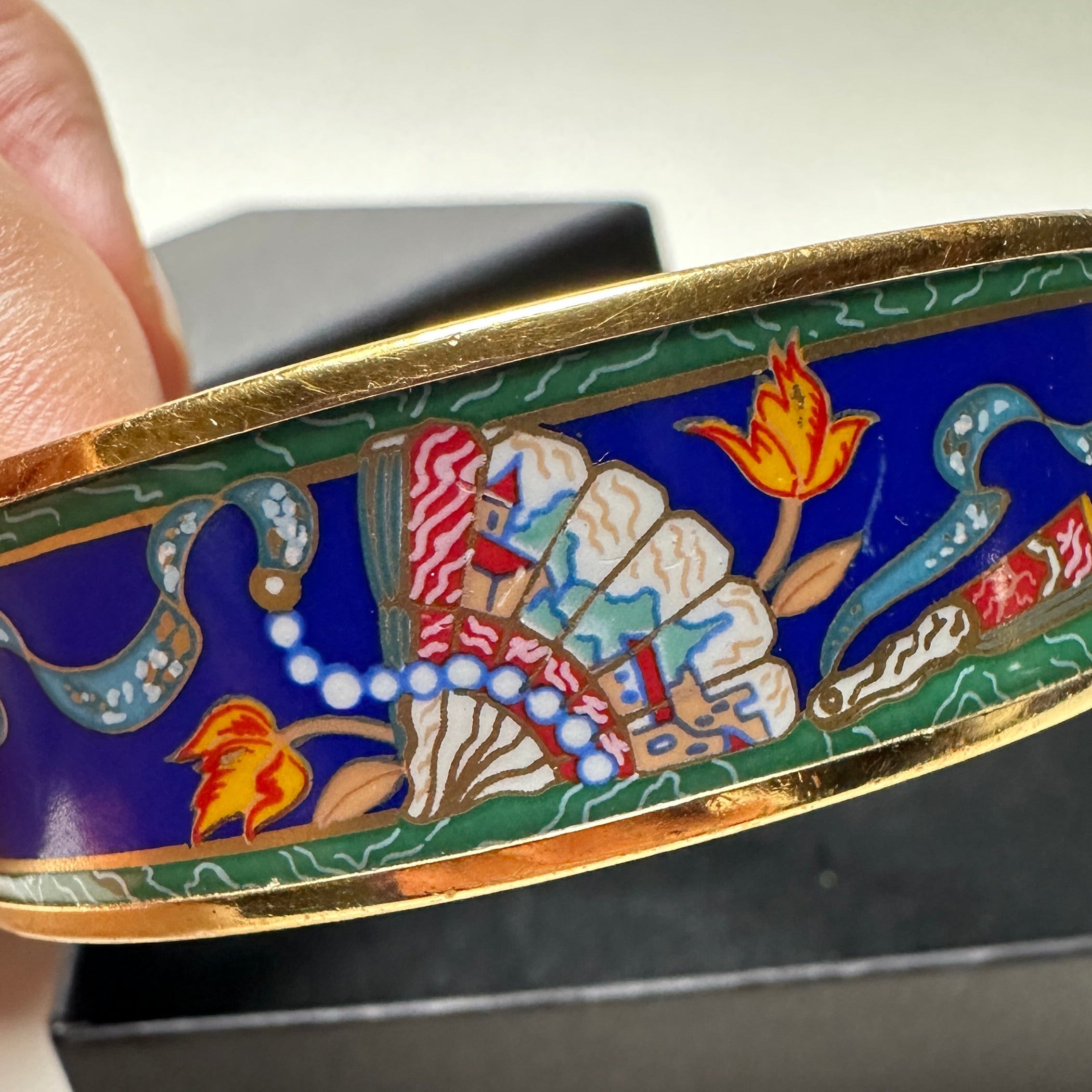 Vue de profil montrant la largeur de 20mm (2cm) du bracelet manchette Hermès (Wide Bangle).