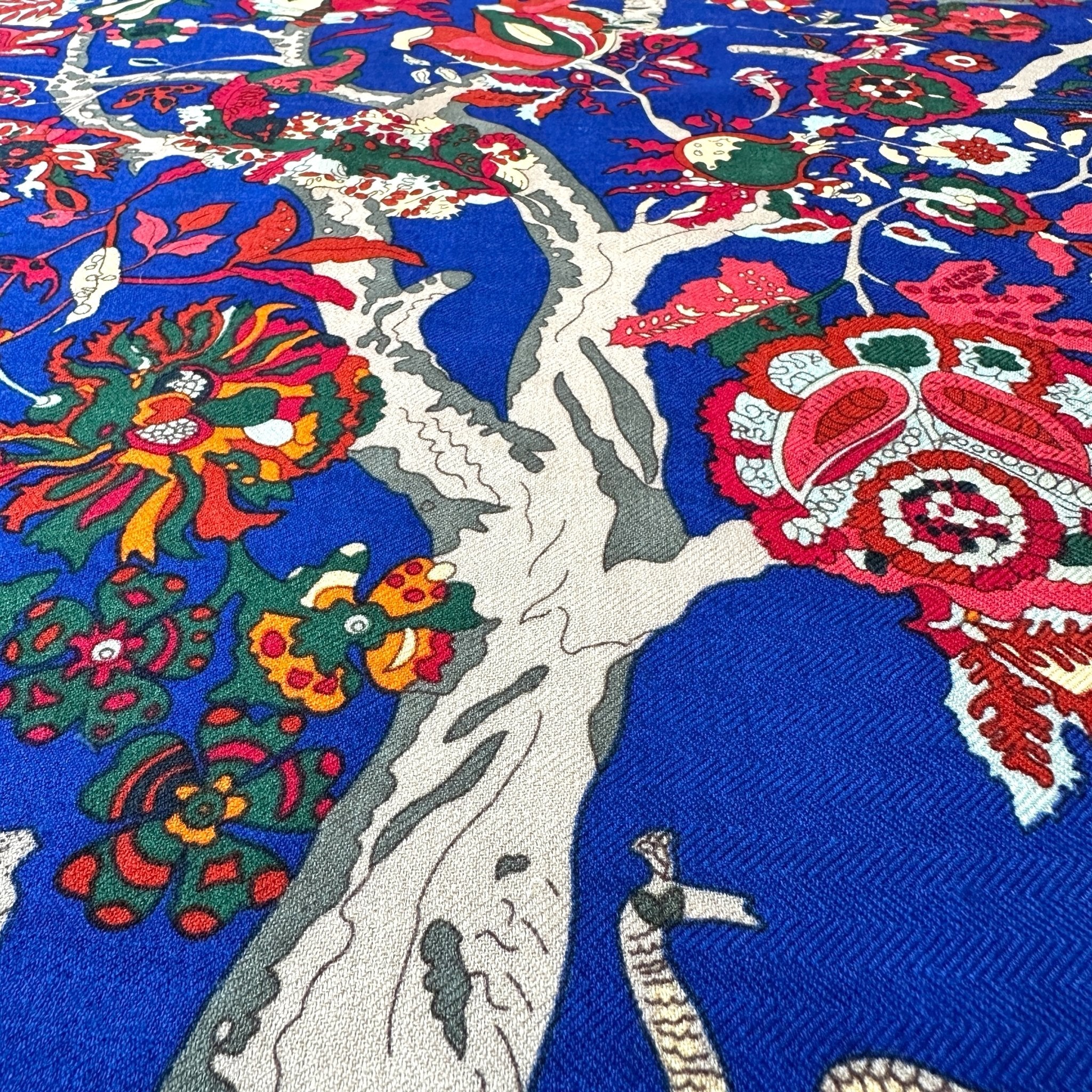 zoom sur le motif d'un arbre au centre du foulard dessiné par Pierre Marie