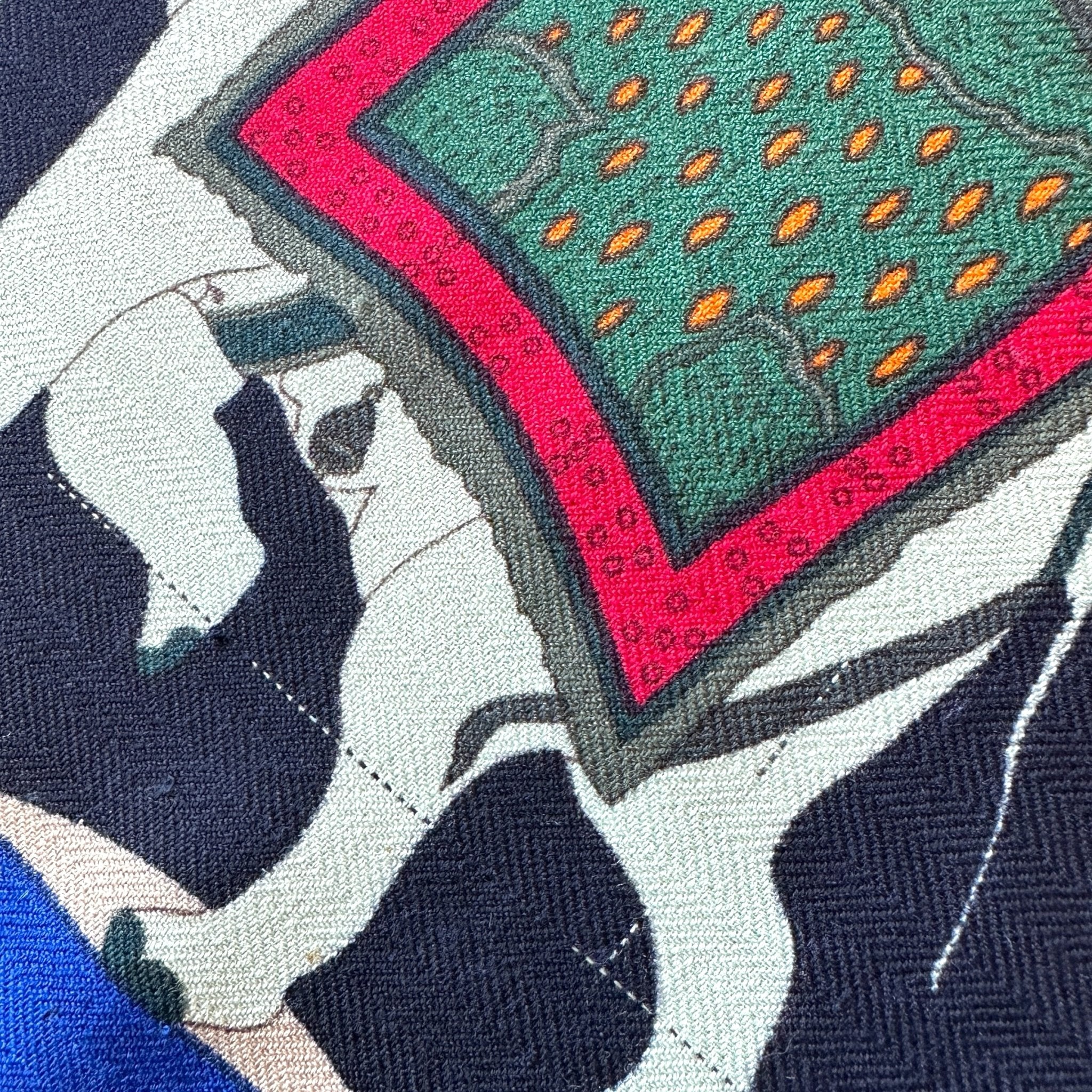 zoom sur plusieurs signes d'usage du carré Hermès de seconde main