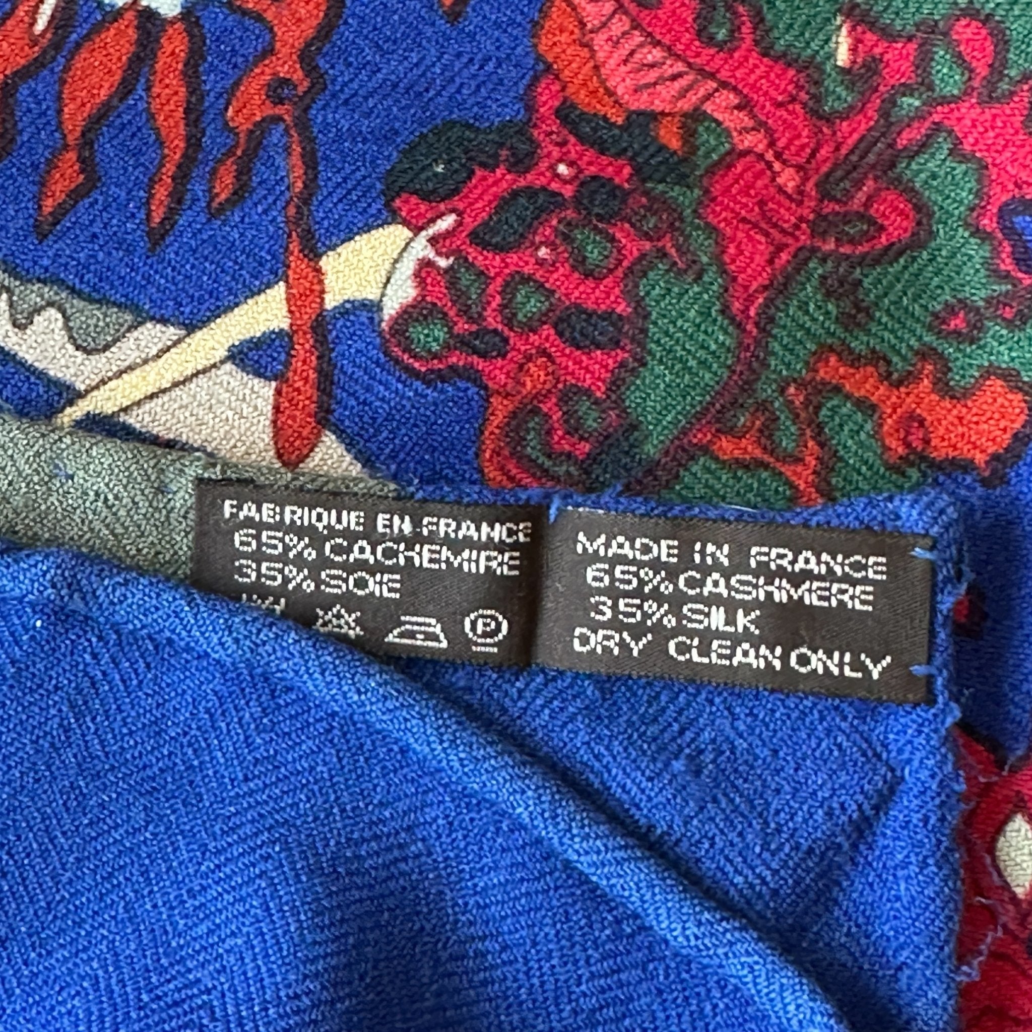 zoom sur l'étiquette de composition en cachemire et soie fabriqué en France