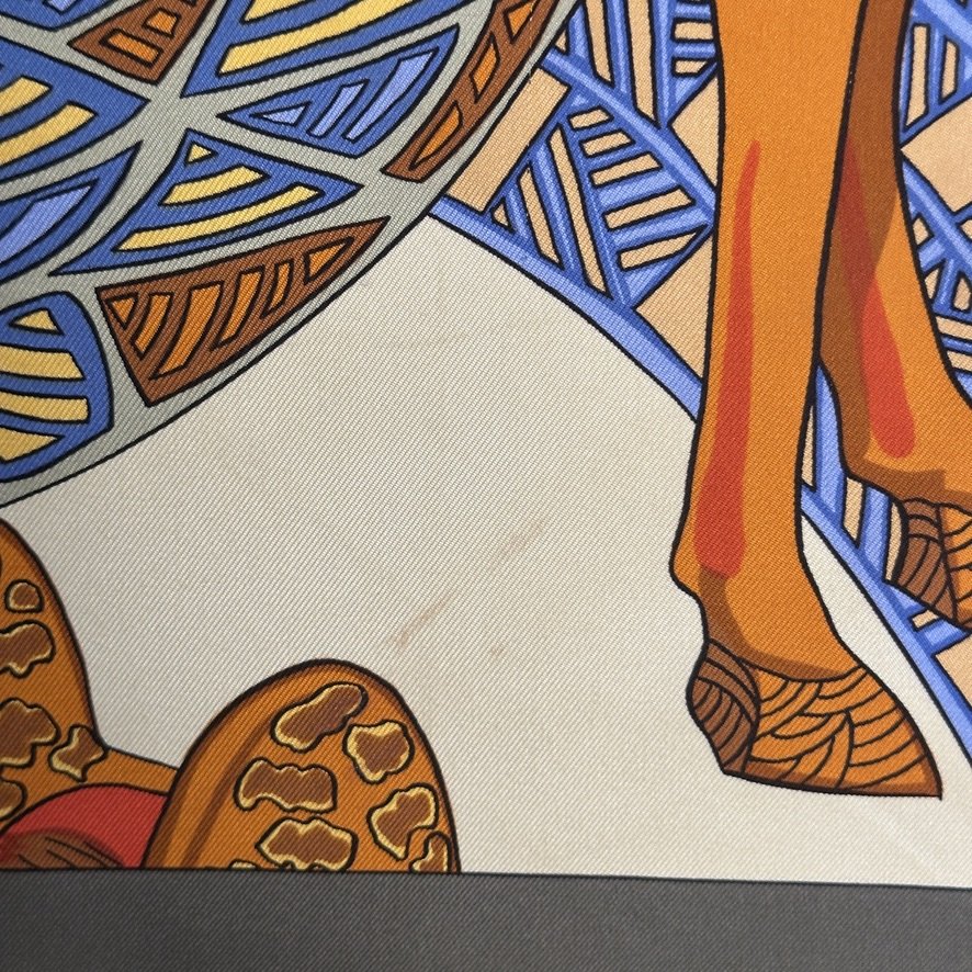 petite trace sous la patte du cheval du carre hermes