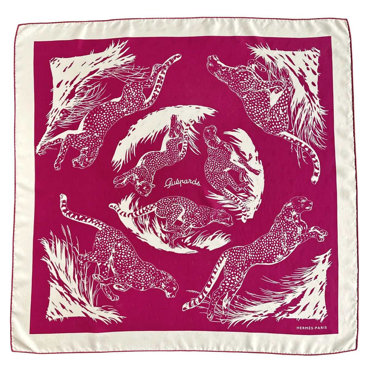 Carré Hermès Guépards Tatouage Robert Dallet 90 cm soie, vue d'ensemble rose fuchsia et crème