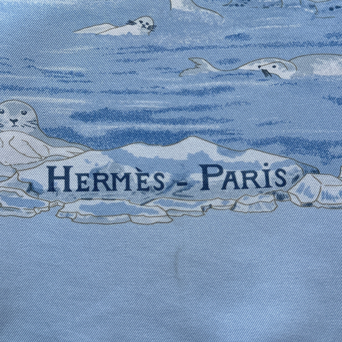 Carré Hermès Hommage à Shackleton Zoé Pauwels 90 cm soie, signature Hermès Paris parmi les phoques
