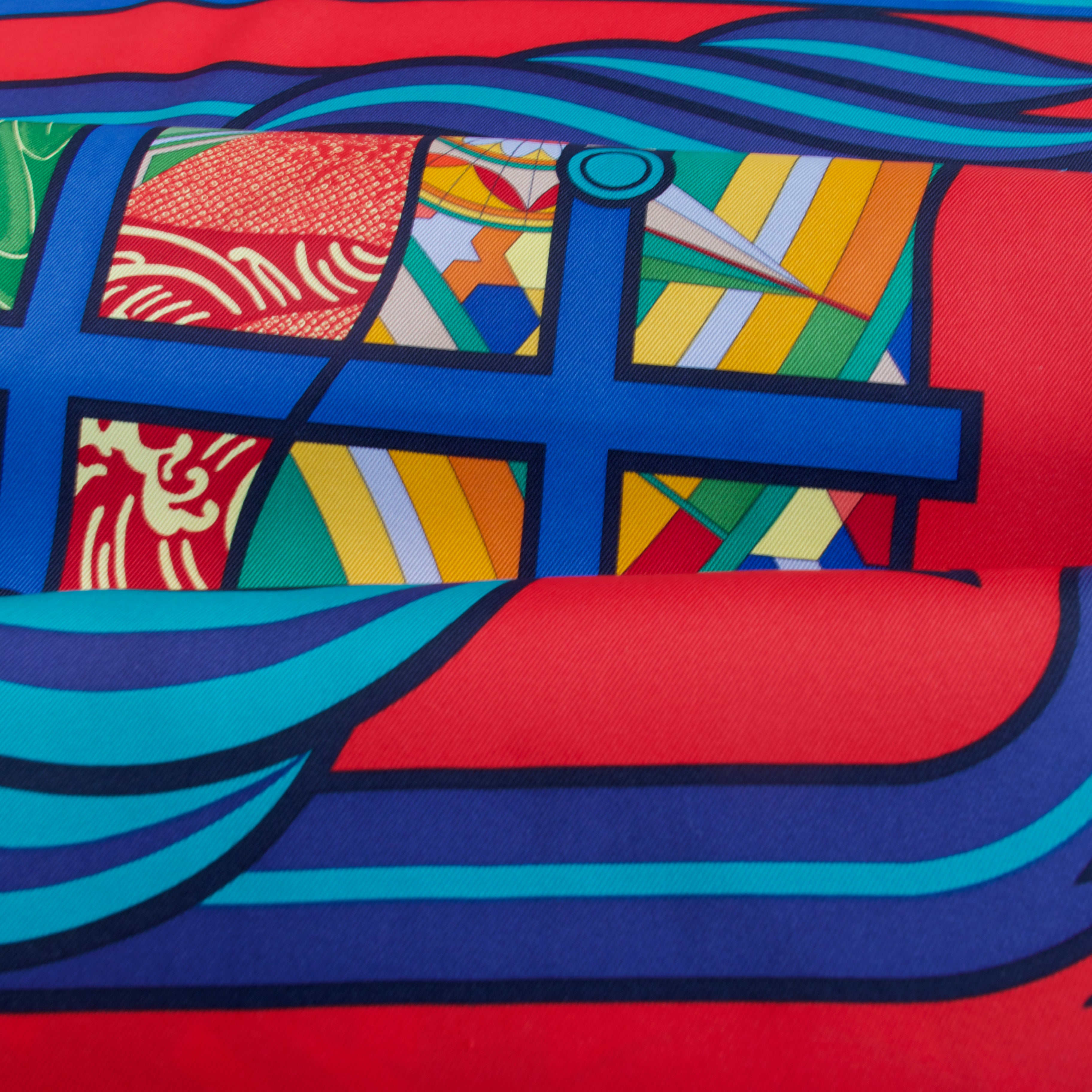 Carré Hermès roulotté main détail finition bordure soie haut de gamme