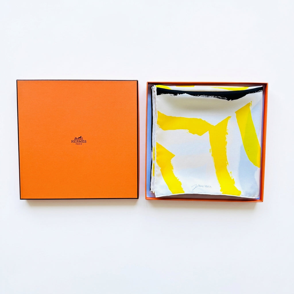 Carré Hermès Rosace János Ber 90 cm soie, plié dans sa boîte Hermès orange