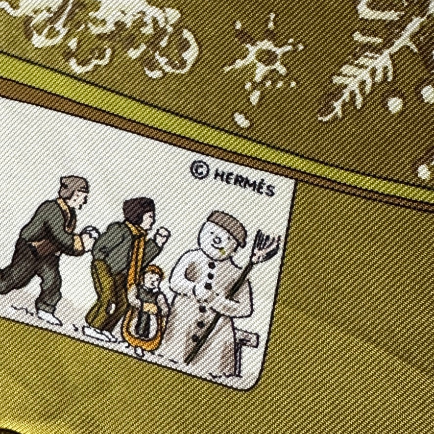 Gros plan de la signature HERMÈS et de la pochette "Neige d'antan