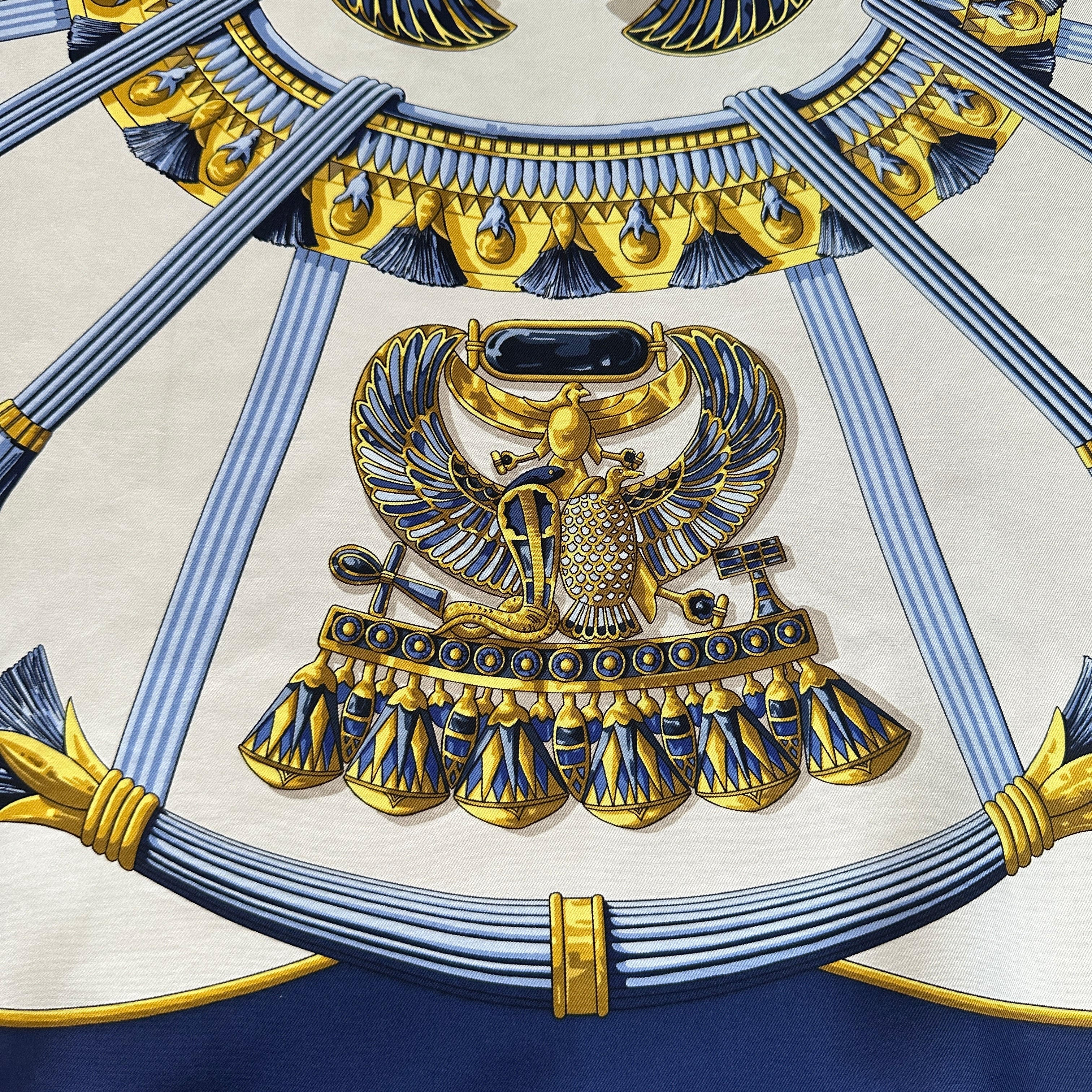 Ornement pectoral égyptien – perles et dorures, détail foulard Hermès
