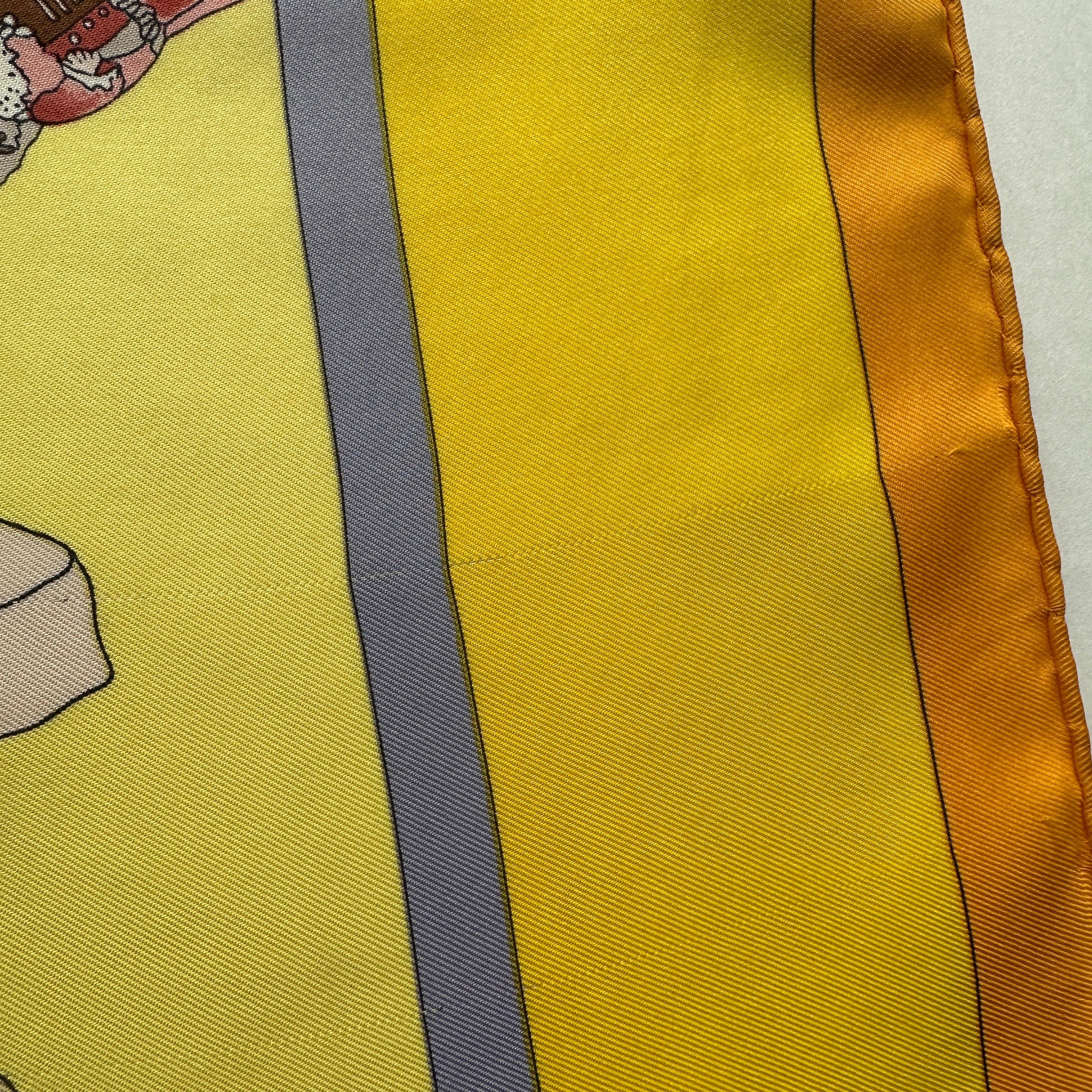 Zoom macro montrant un fil tiré horizontal traversant la soie jaune, détail de l'état vintage du carré.