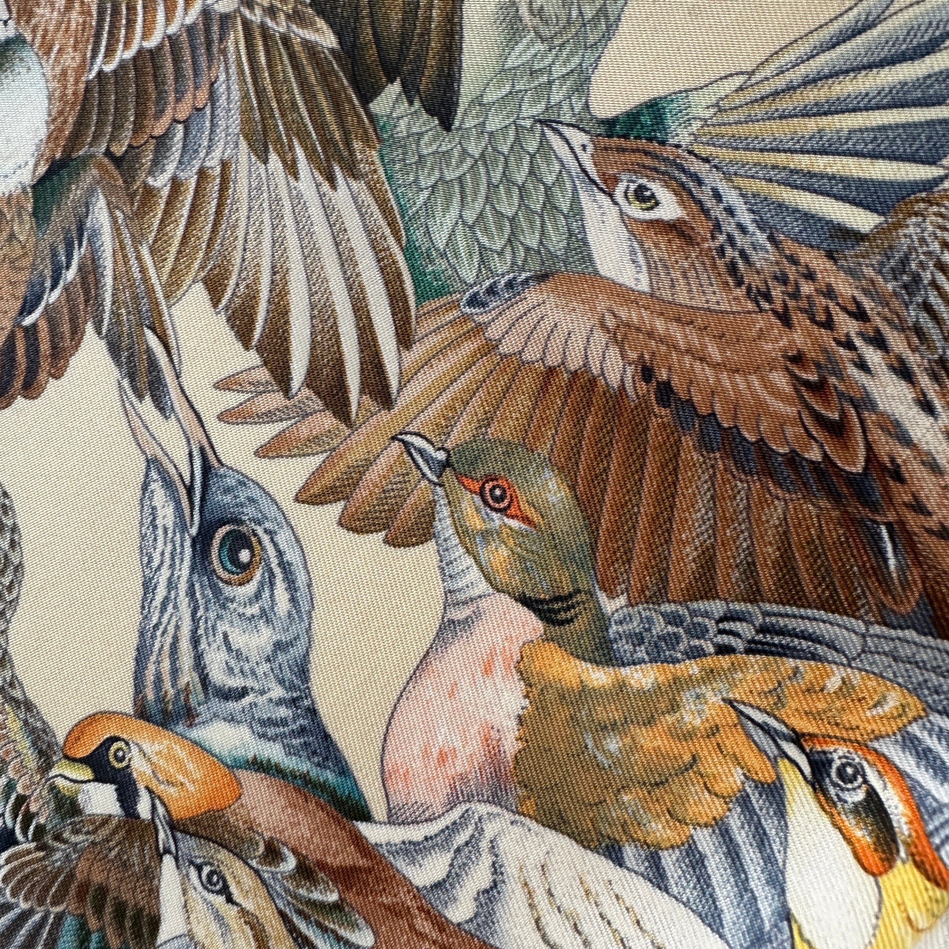Coin du foulard montrant la densité des oiseaux et le détail de l'agencement des couleurs naturelles