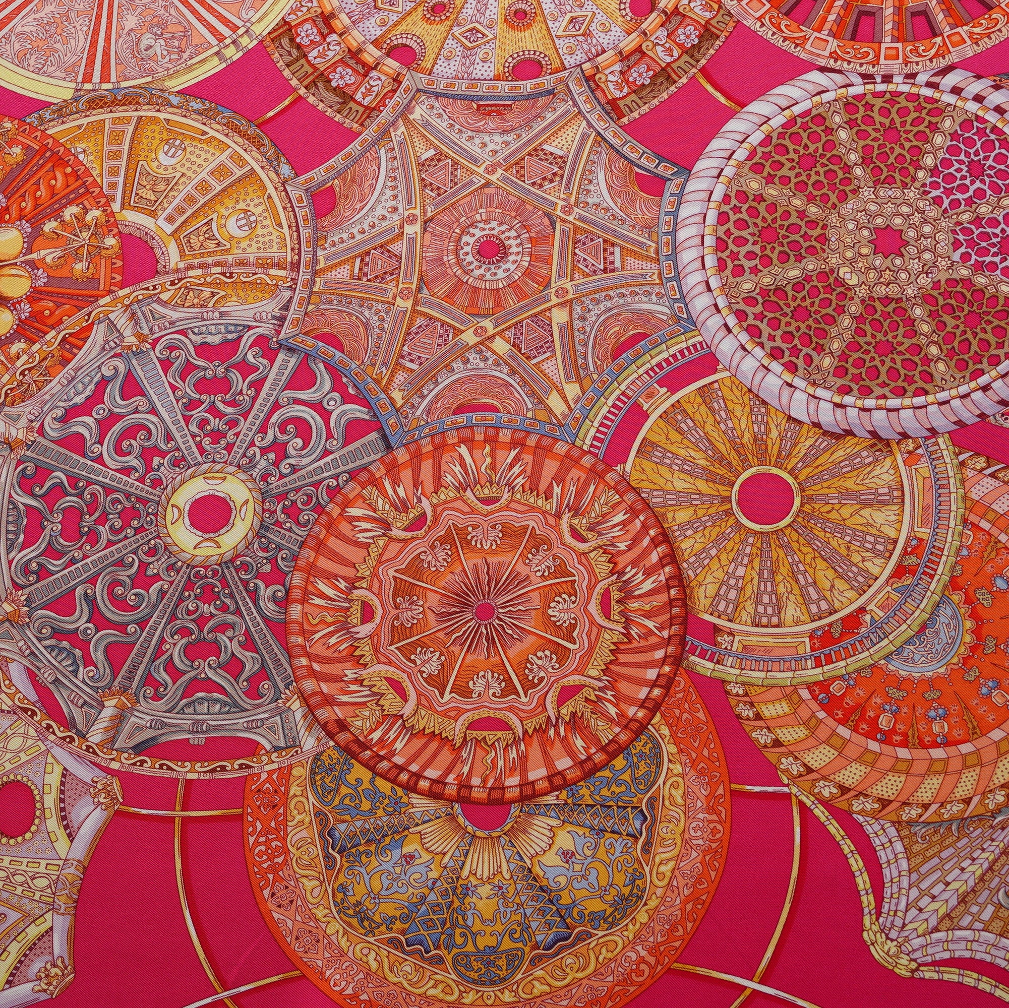 Zoom sur une section des Dômes Célestes, illustrant la richesse chromatique des dômes orange, ocre et blanc contrastant avec le fond rose shocking.