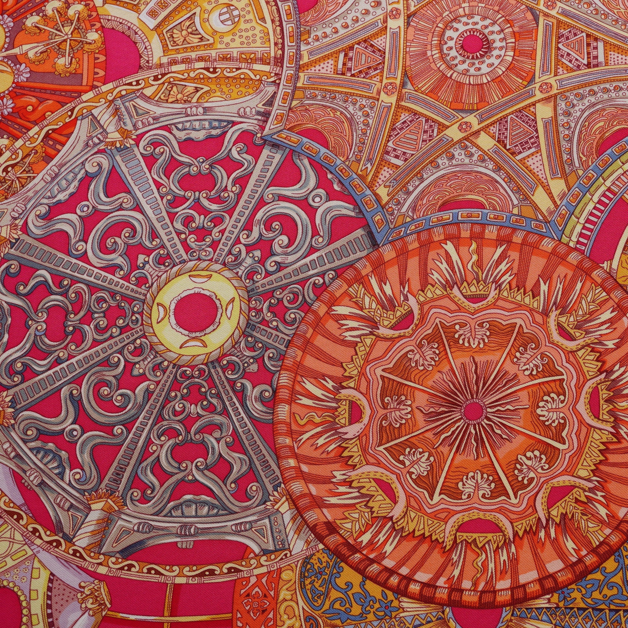 Vue rapprochée sur la signature "LES DÔMES CÉLESTES" et le tombé fluide de la soie vintage, confirmant l'absence de plis de stockage marqués.