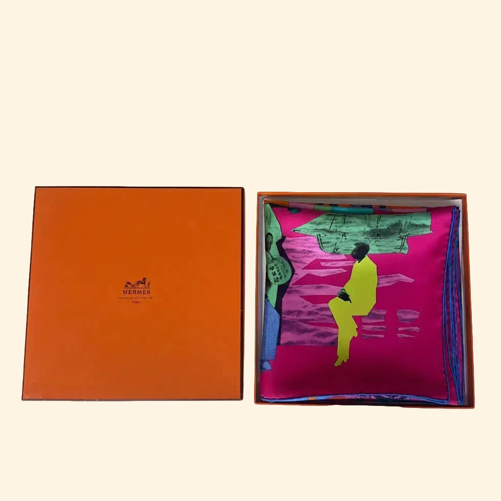 Le carré Hermès Pierre Loti soigneusement plié et présenté à l'intérieur de sa boîte orange d'origine.