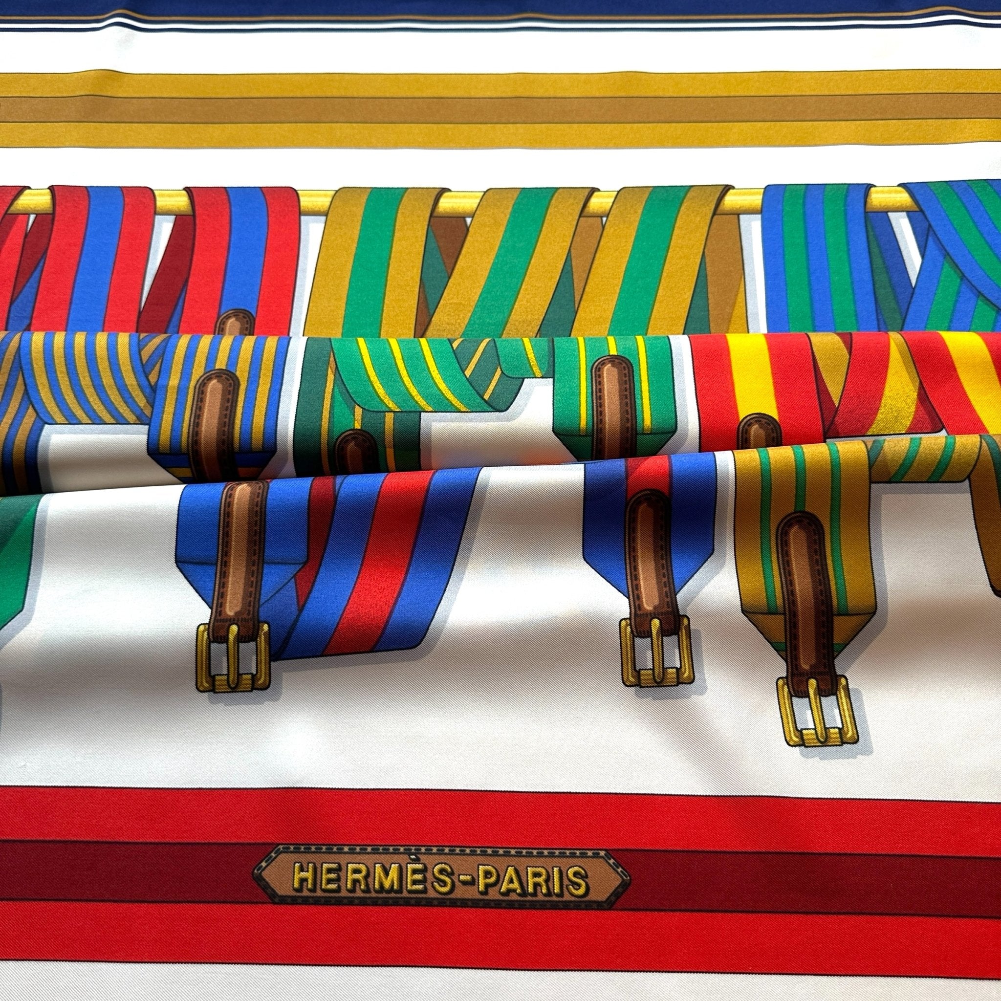 Foulard Hermès Sangles – Vue d’ensemble du carré 90 cm sur fond blanc avec bords marine