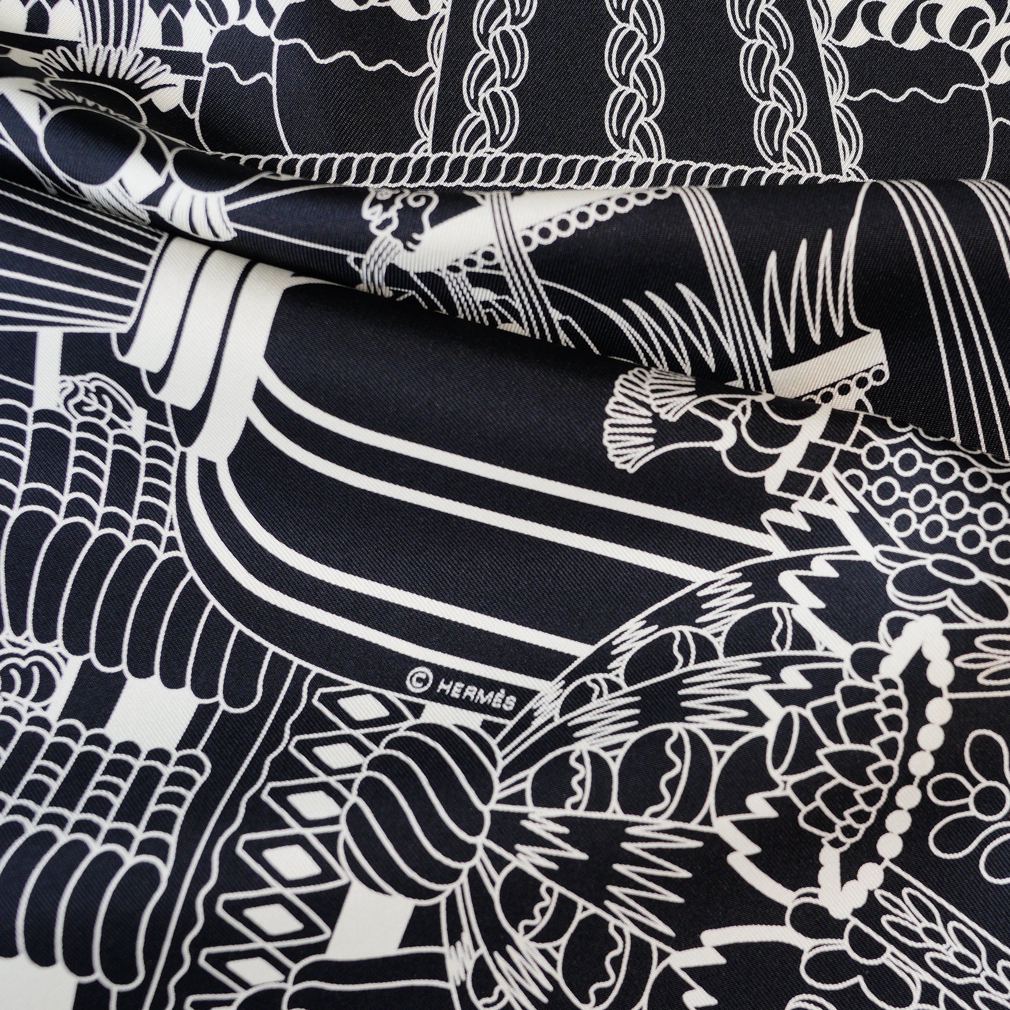 Détail du modèle La Pâtisserie Française avec logo du copyright Hermès dans le dessin