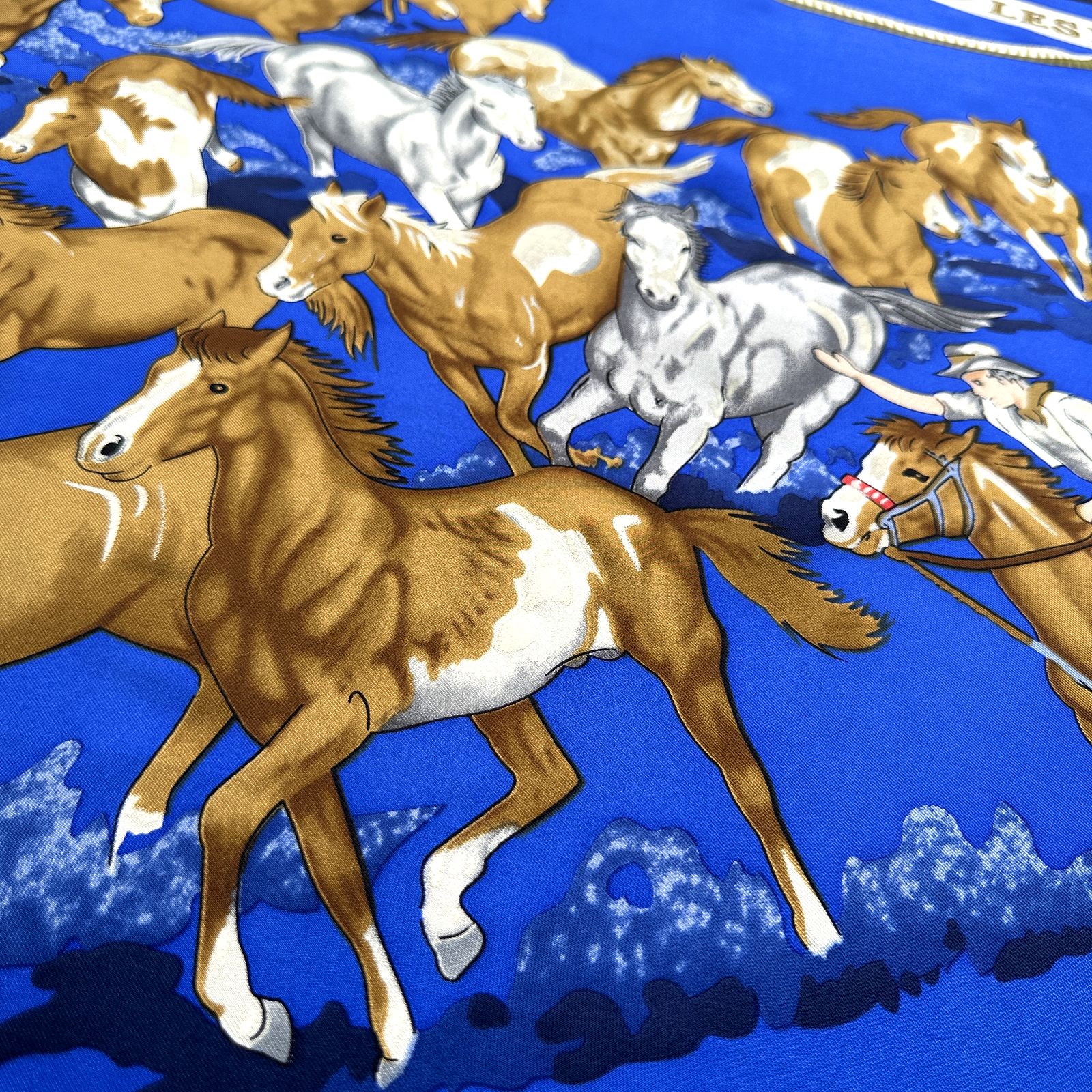 Scène de groupe du carré Hermès Les Mustangs 140 cm avec chevaux galopant.