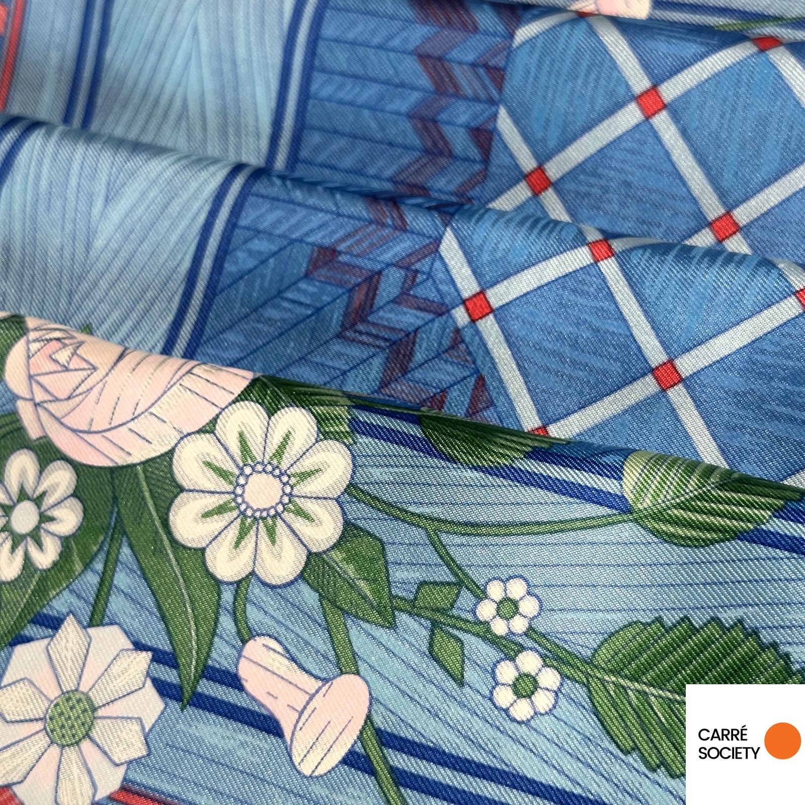 Détail du motif Jeux de Paille Hermès, montrant la finesse du tissage de soie et l’effet de marqueterie dans les tons bleu et vert.