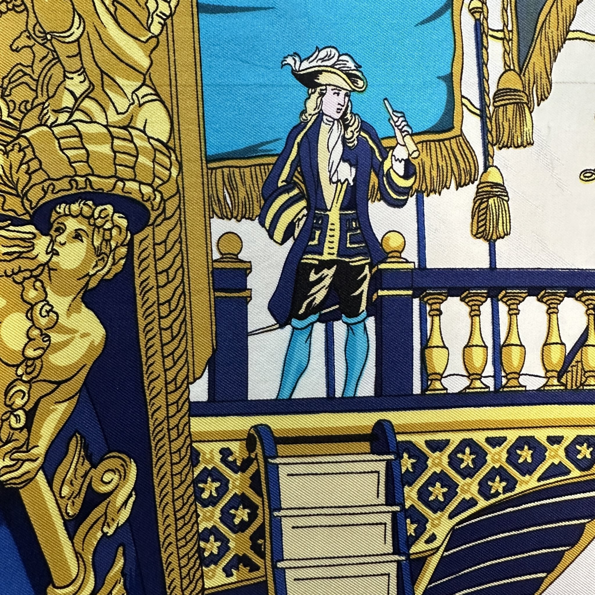 détail du dessin homme sur le pont du navire foulard avec une longue vue carré hermès la réale bleu marine or sur fond blanc