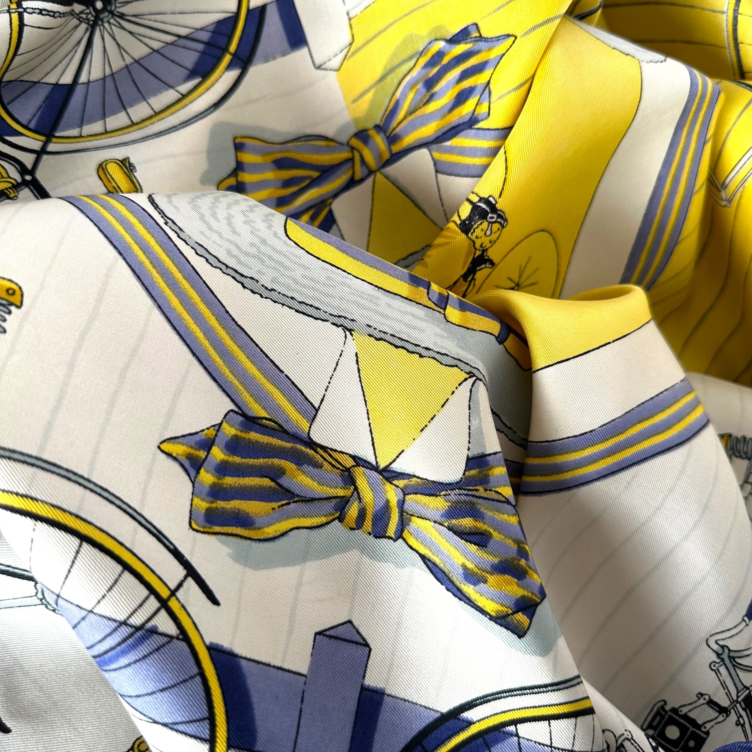 foulard-hermes-les-becanes-bleu-jaune-creme