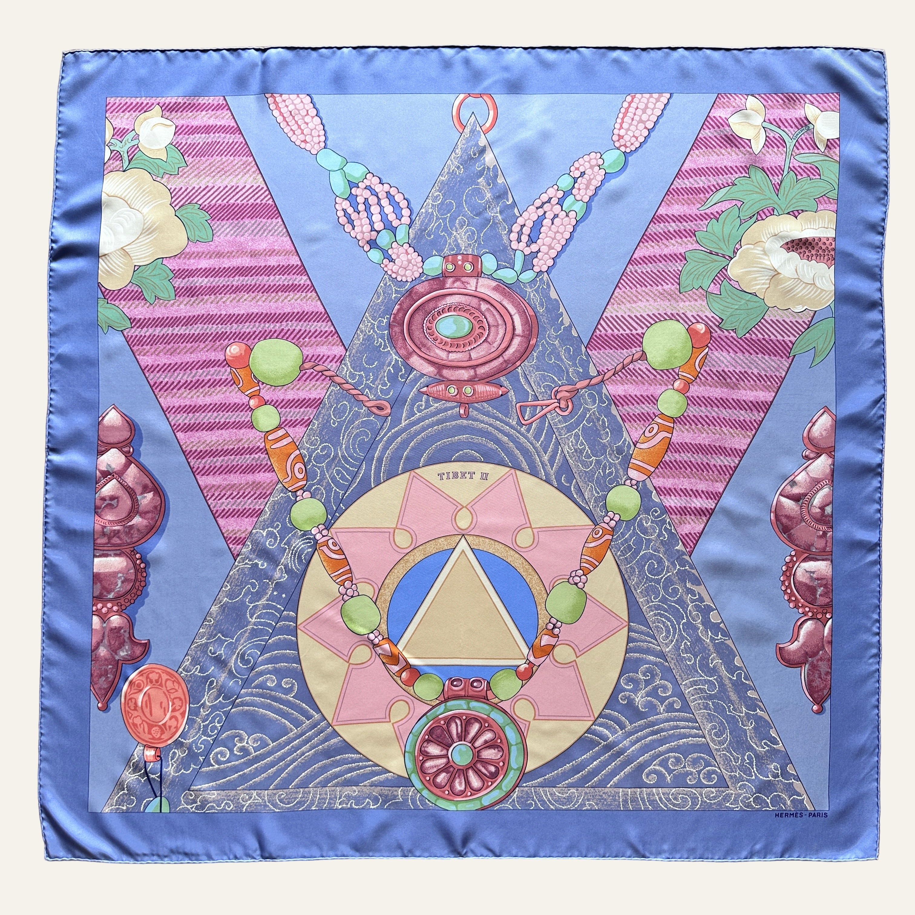 Foulard Hermès Tibet II en soie bleu lavande vue d'ensemble, édition rare.