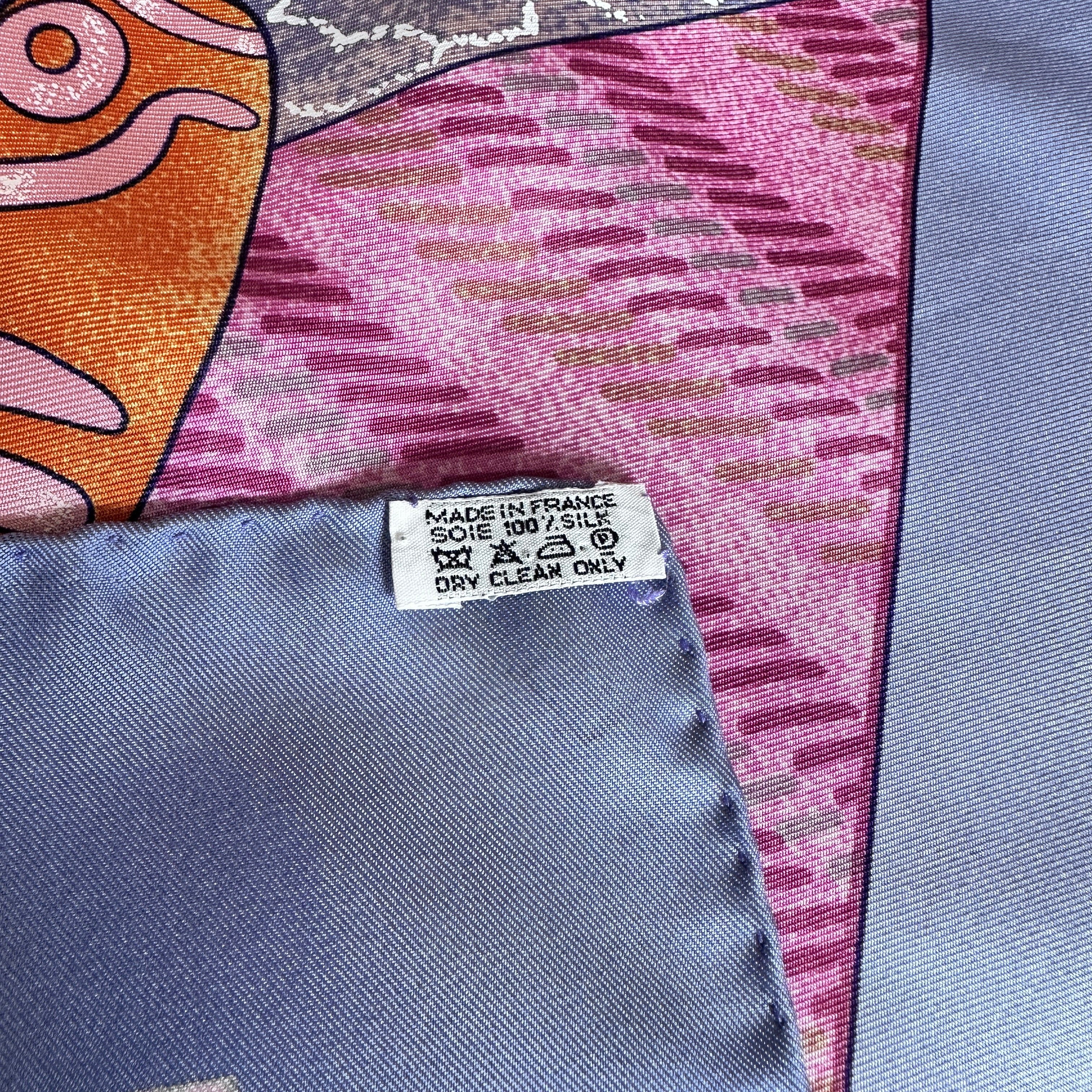 Étiquette de composition soie Made in France et détail de l'ourlet.