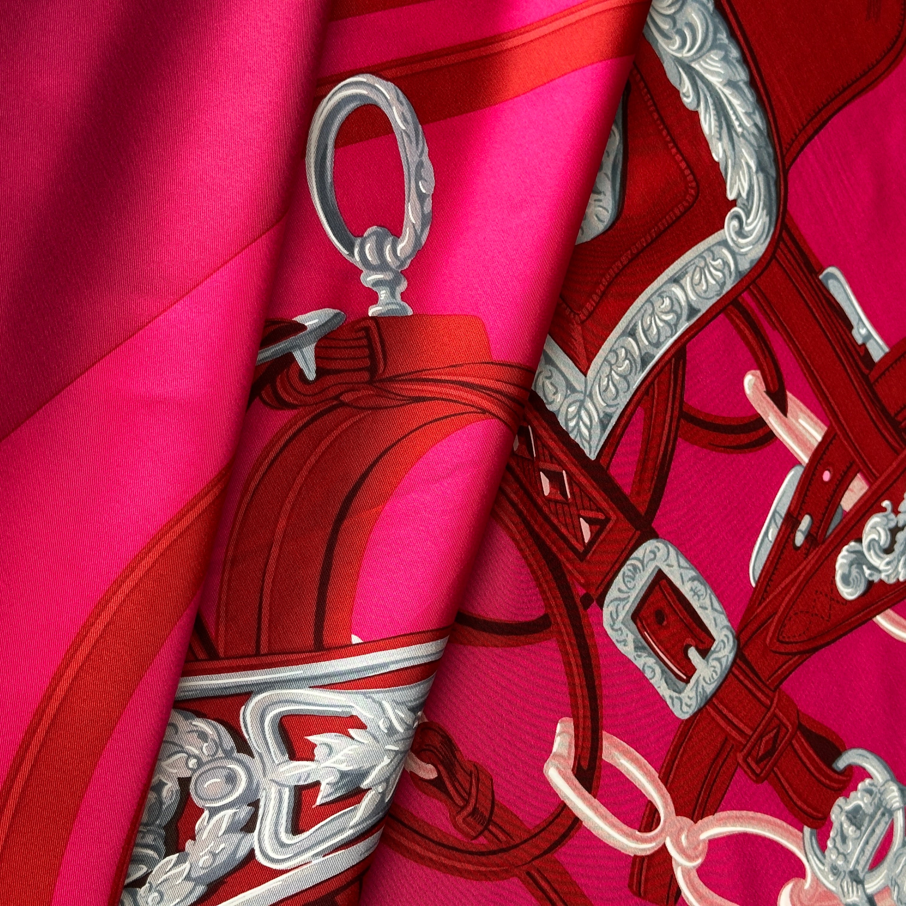 Gros plan de la sellerie et du cuir sur le châle Hermès Brides de Gala