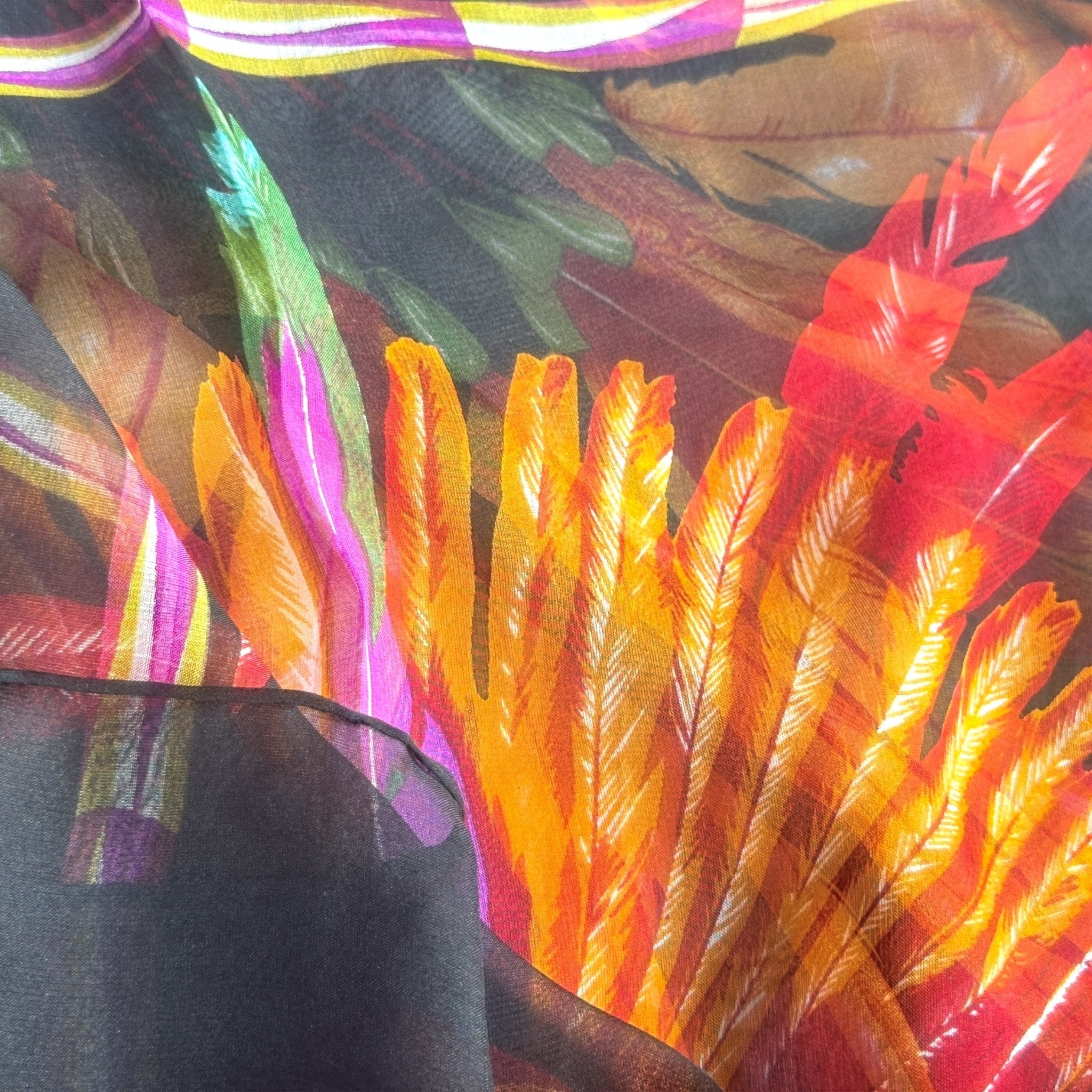 Détail du motif : plumes d'oiseaux tropicaux