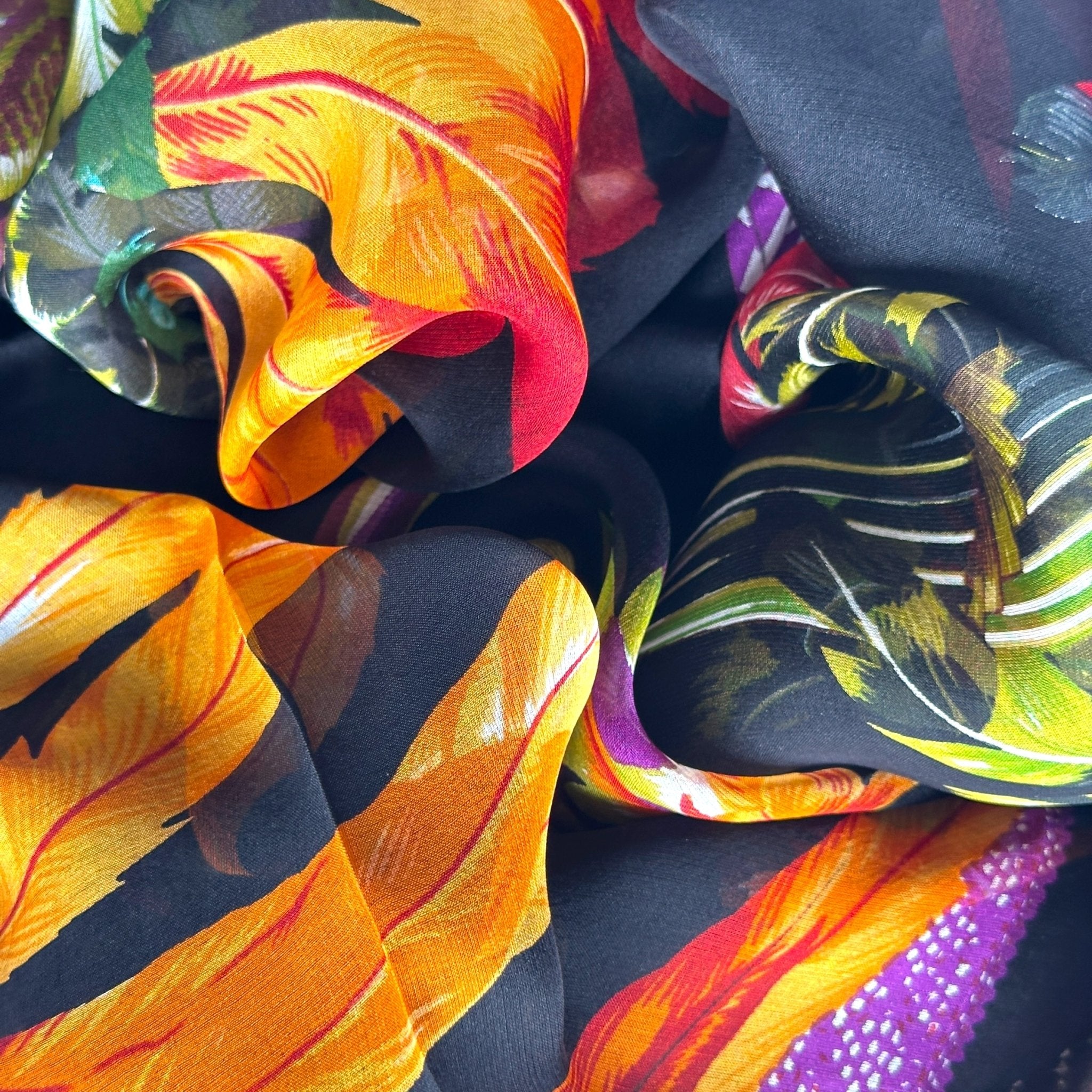 Zoom sur les plis du foulard et le roulotté