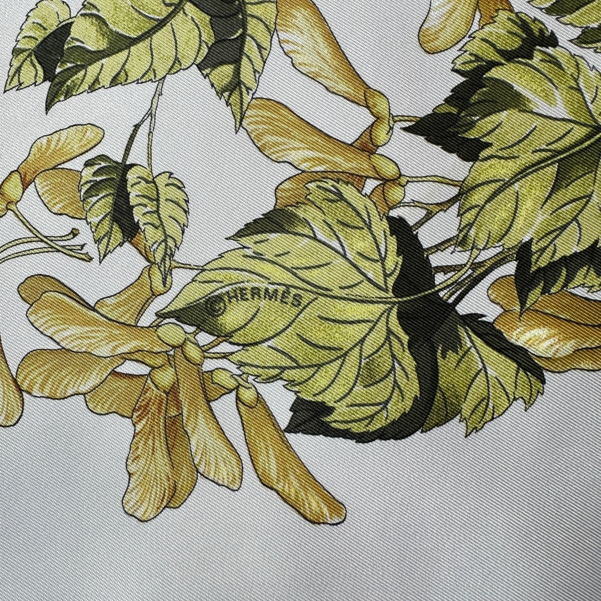 Logo copyright Hermès visible sur la soie