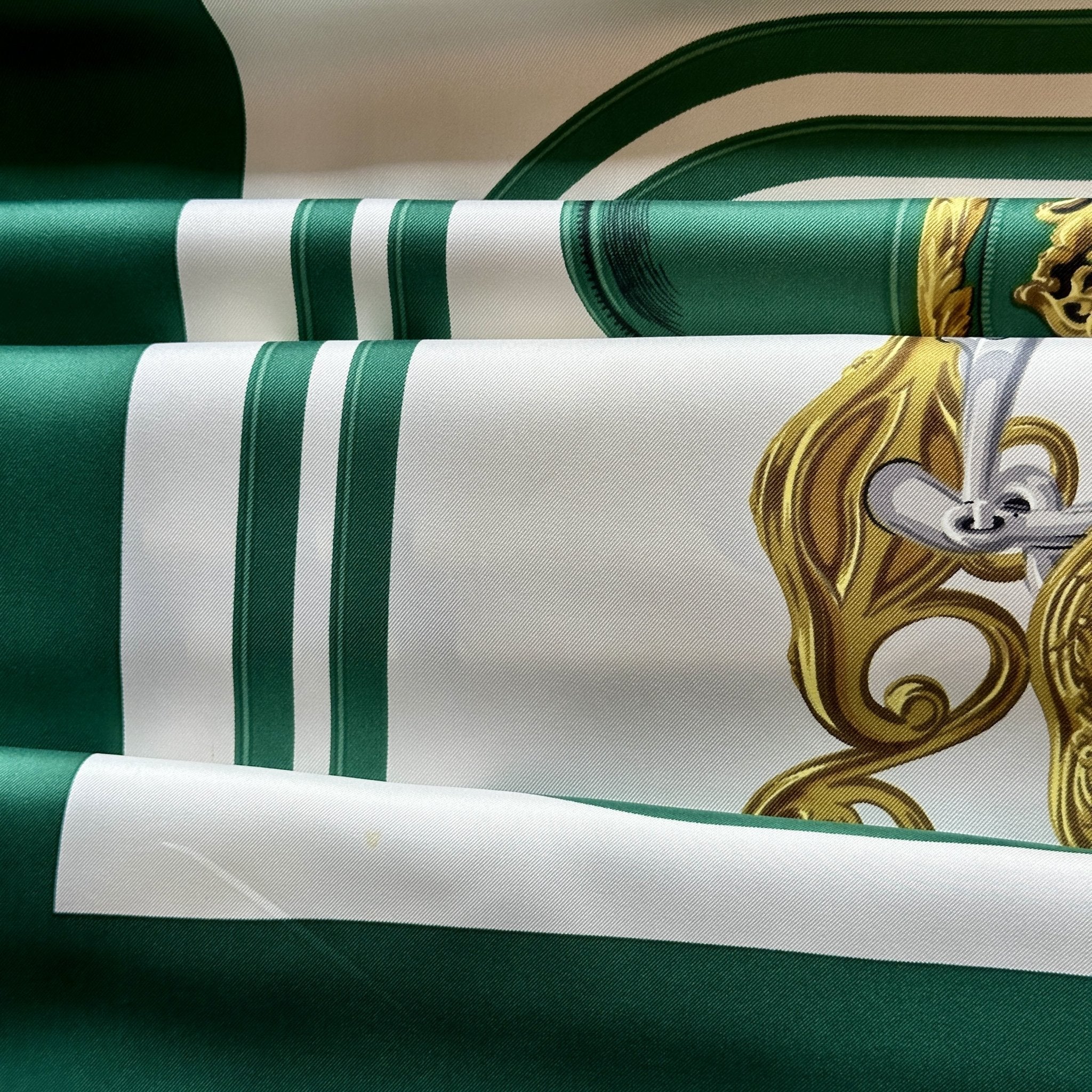 Zoom sur les teintes vert profond et or