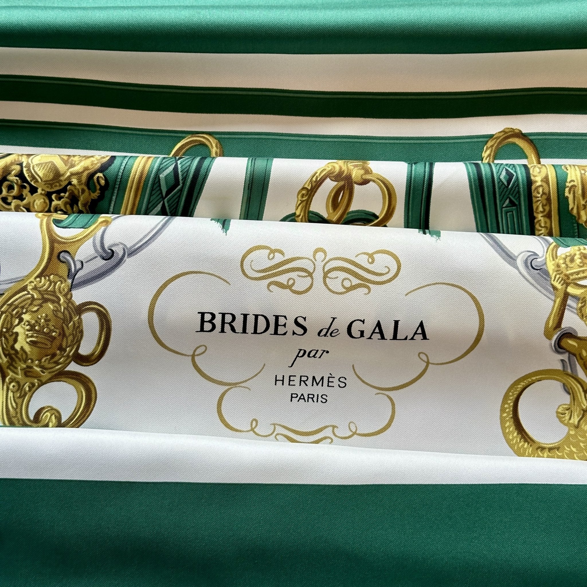 Signature Hermès Paris sur le twill de soie du carré Brides de gala