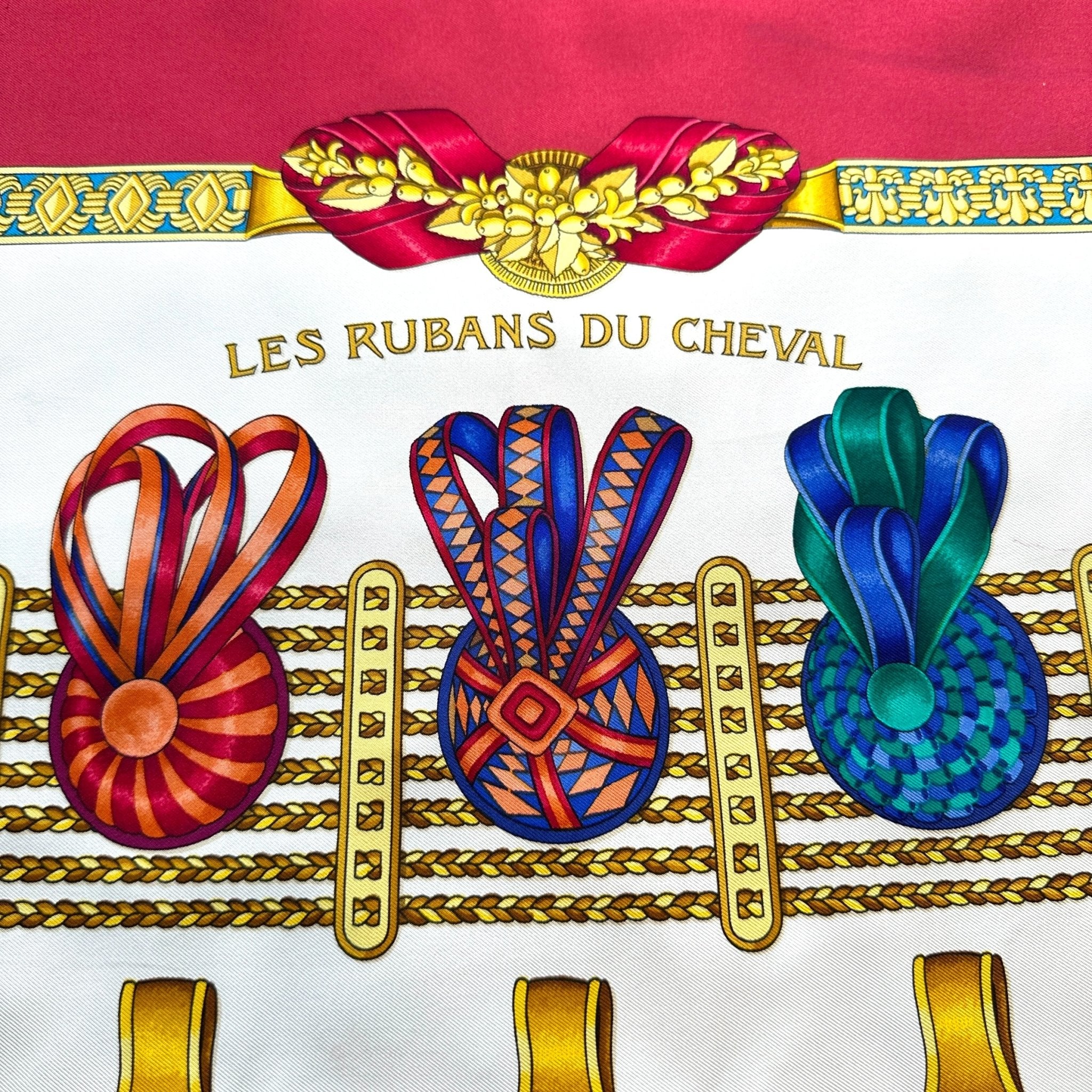 Nom du modèle "Les rubans du cheval" inscrit sur le foulard