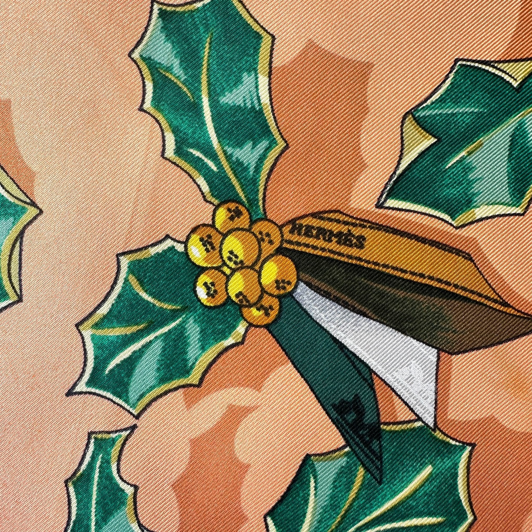 Détail du motif flocons et gui – foulard Hermès Neige d’antan