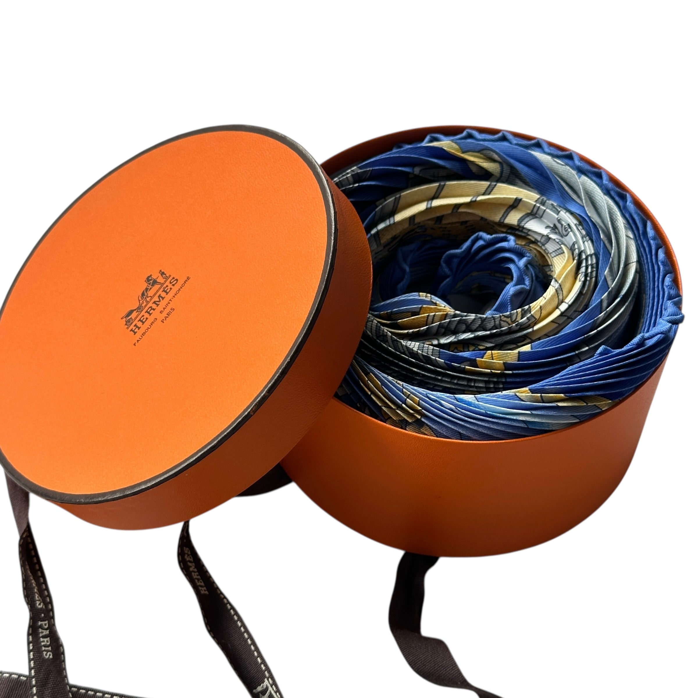 Présentation du foulard dans sa boîte ronde Hermès d’origine