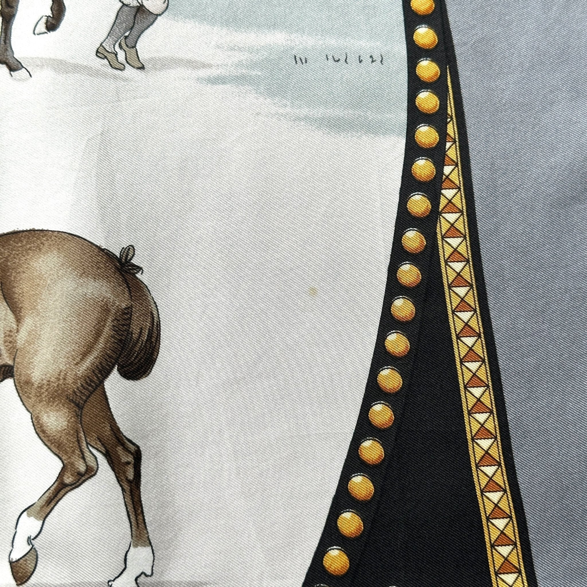 Gros plan sur la petite tache visible, mentionnée dans la description