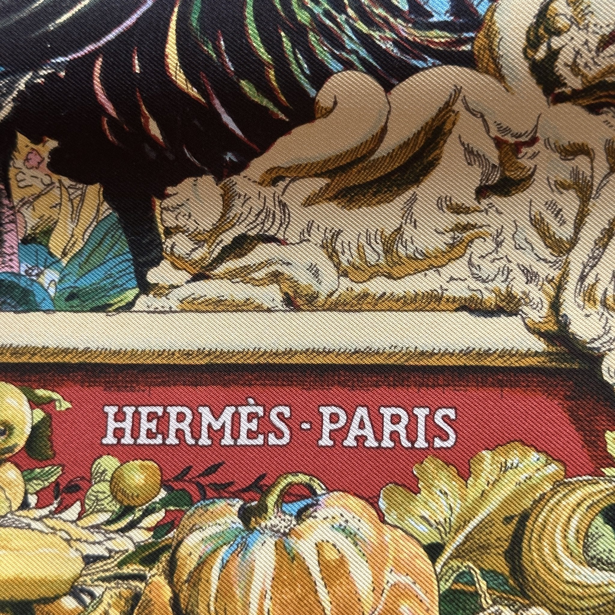 Vue rapprochée de la signature Hermès Paris