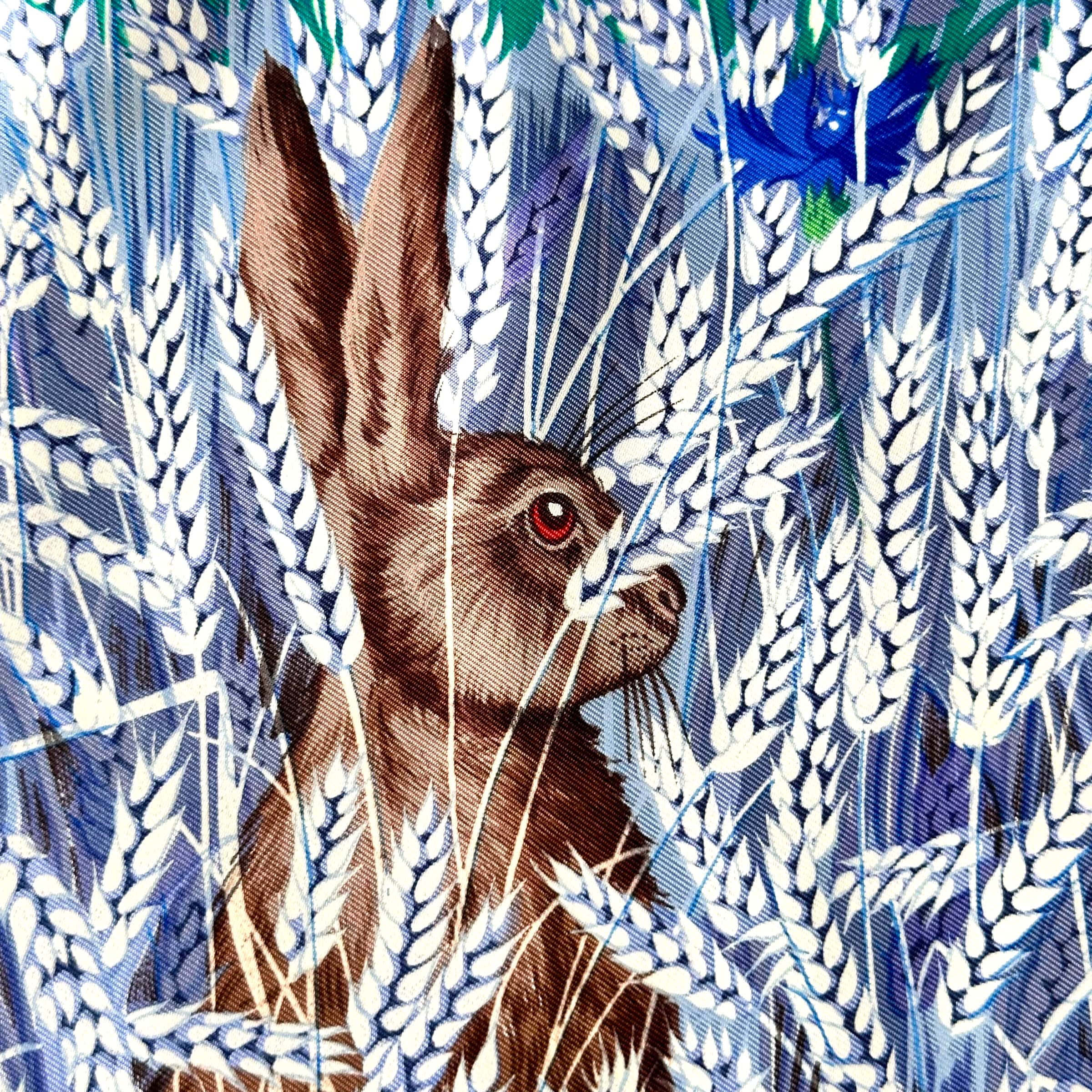 détail du carre hermes un lapin cahe dans les bles