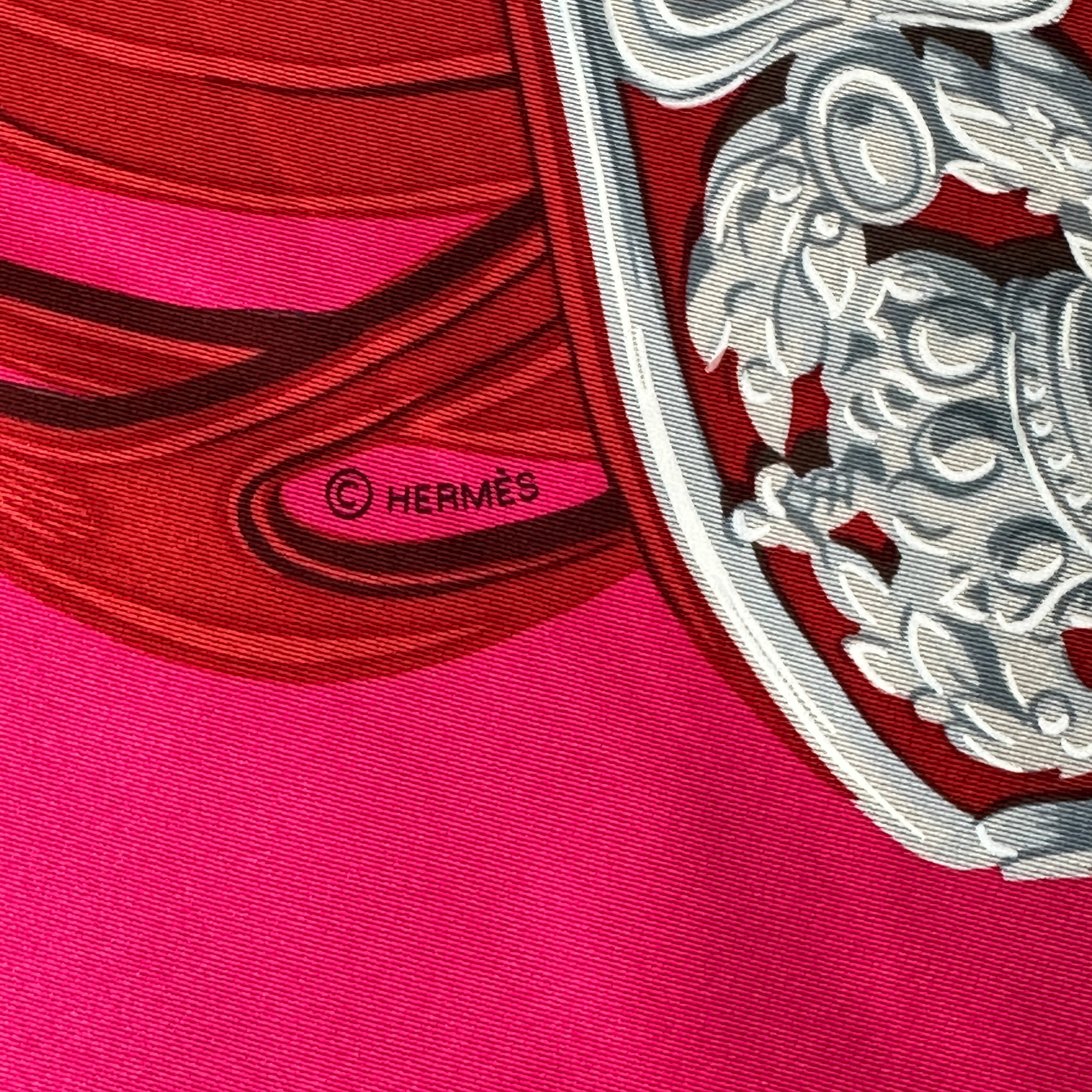 Détail du logo copyright Hermès sur le châle
