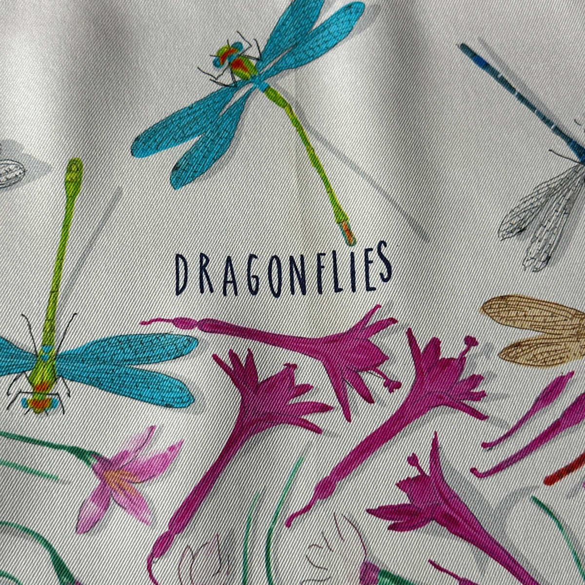 Carré Hermès Dragonflies Leigh Cooke 70 cm soie, détail du titre Dragonflies et libellules turquoise
