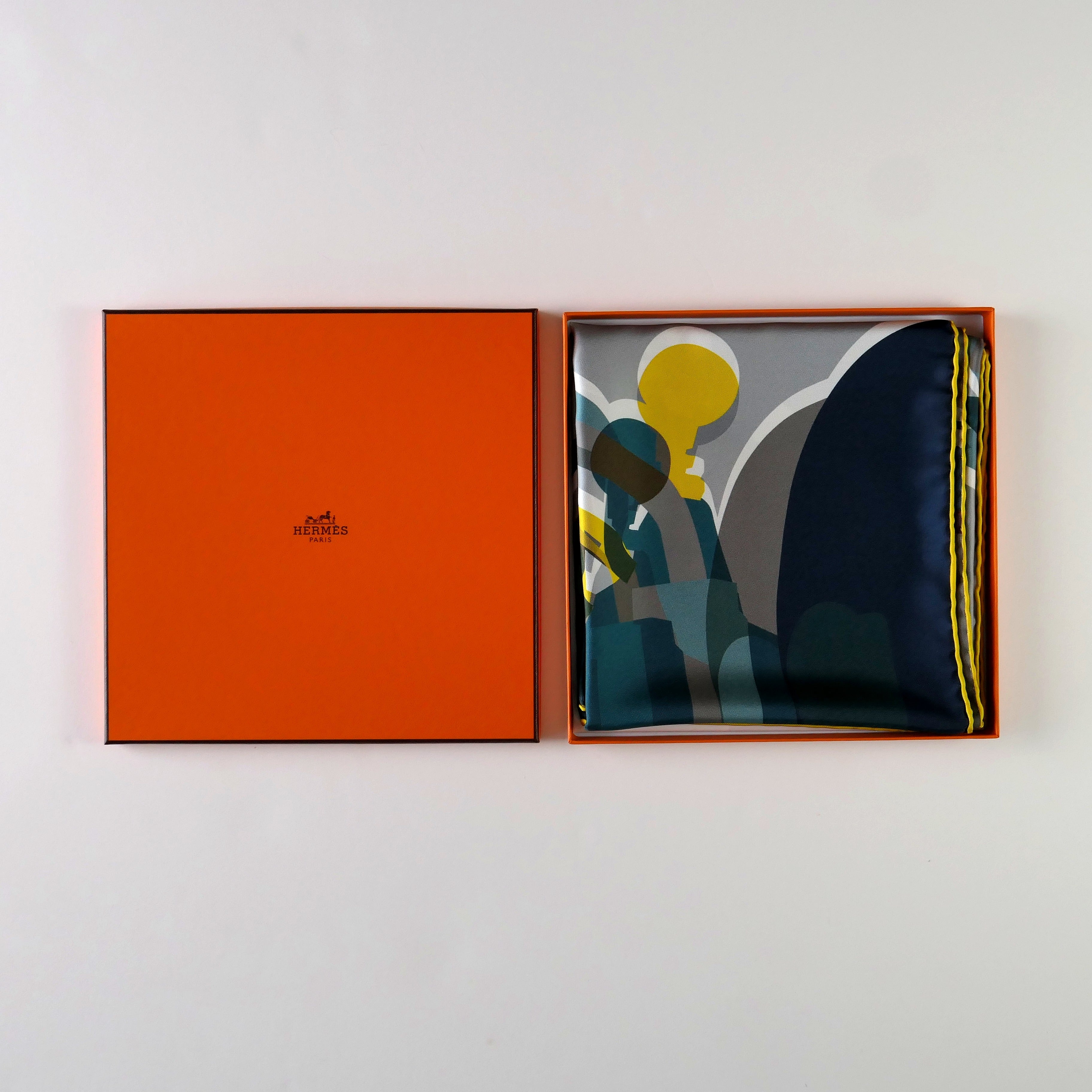 Carré Hermès Drive Me Crazy de Yoni Alter, 90 cm soie, présenté dans sa boîte Hermès d'origine