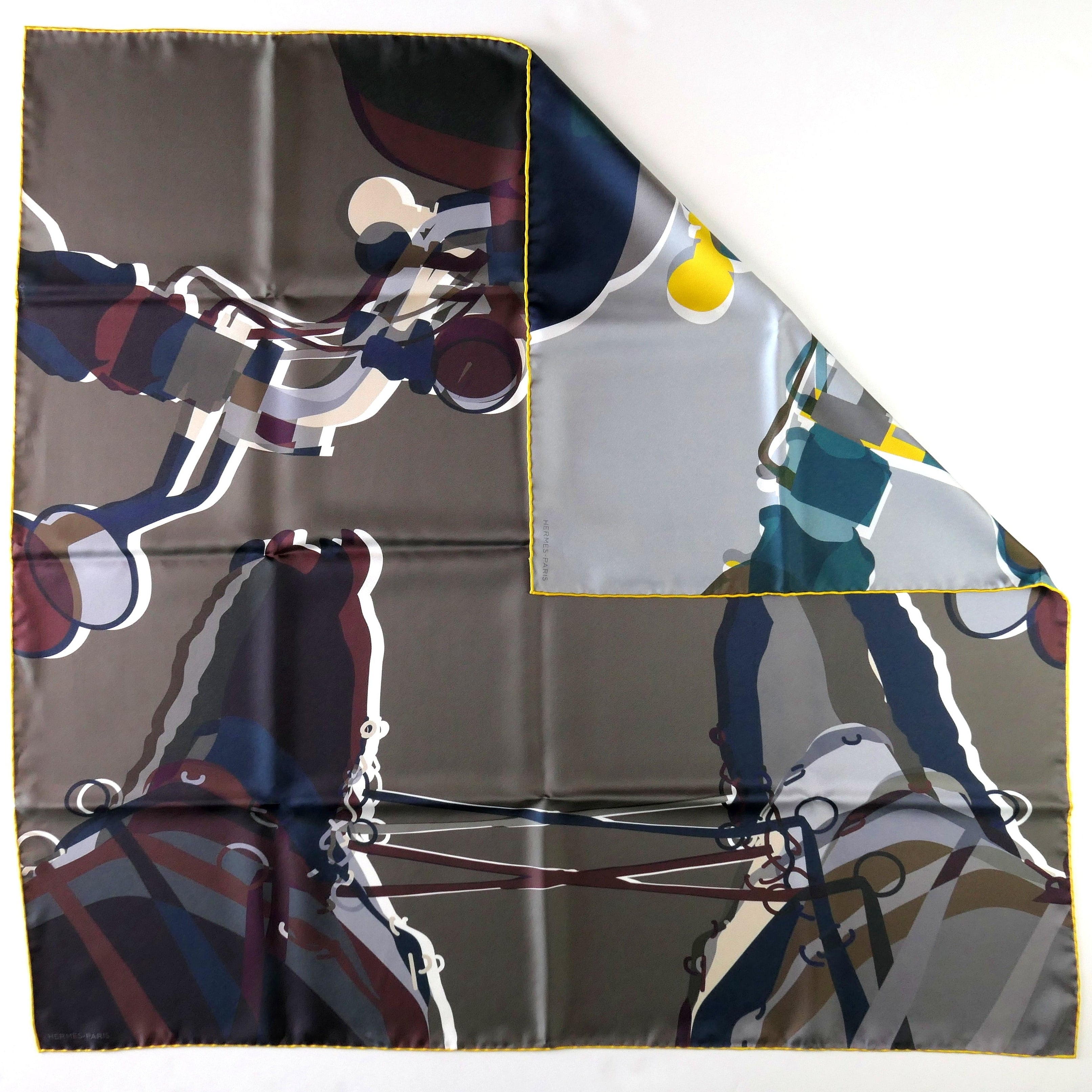 Carré Hermès Drive Me Crazy de Yoni Alter, 90 cm soie, vue d'ensemble face attelage de chevaux