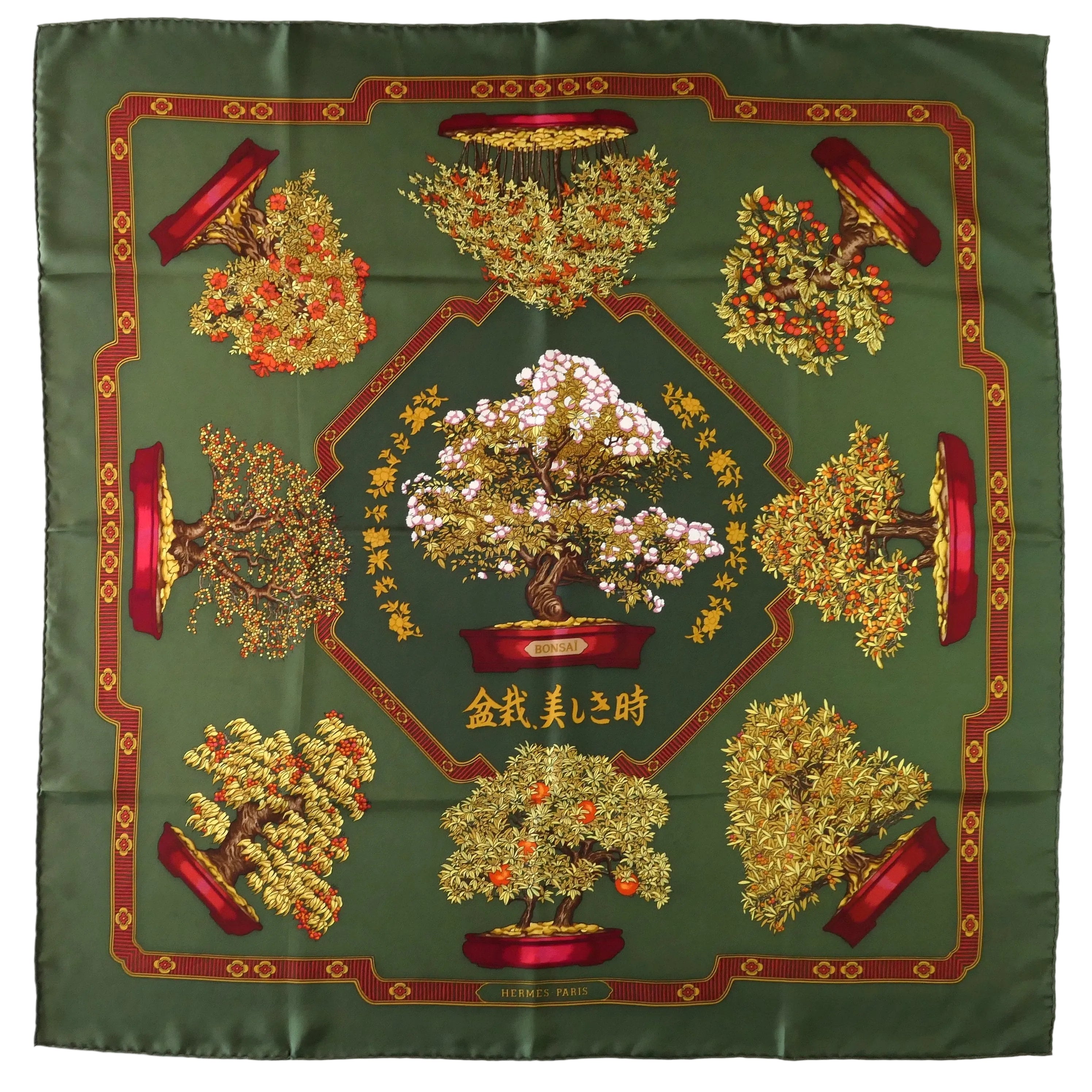 Carré Hermès Les Beaux Jours des Bonsaï 90 cm soie, vue d'ensemble en perspective vert kaki
