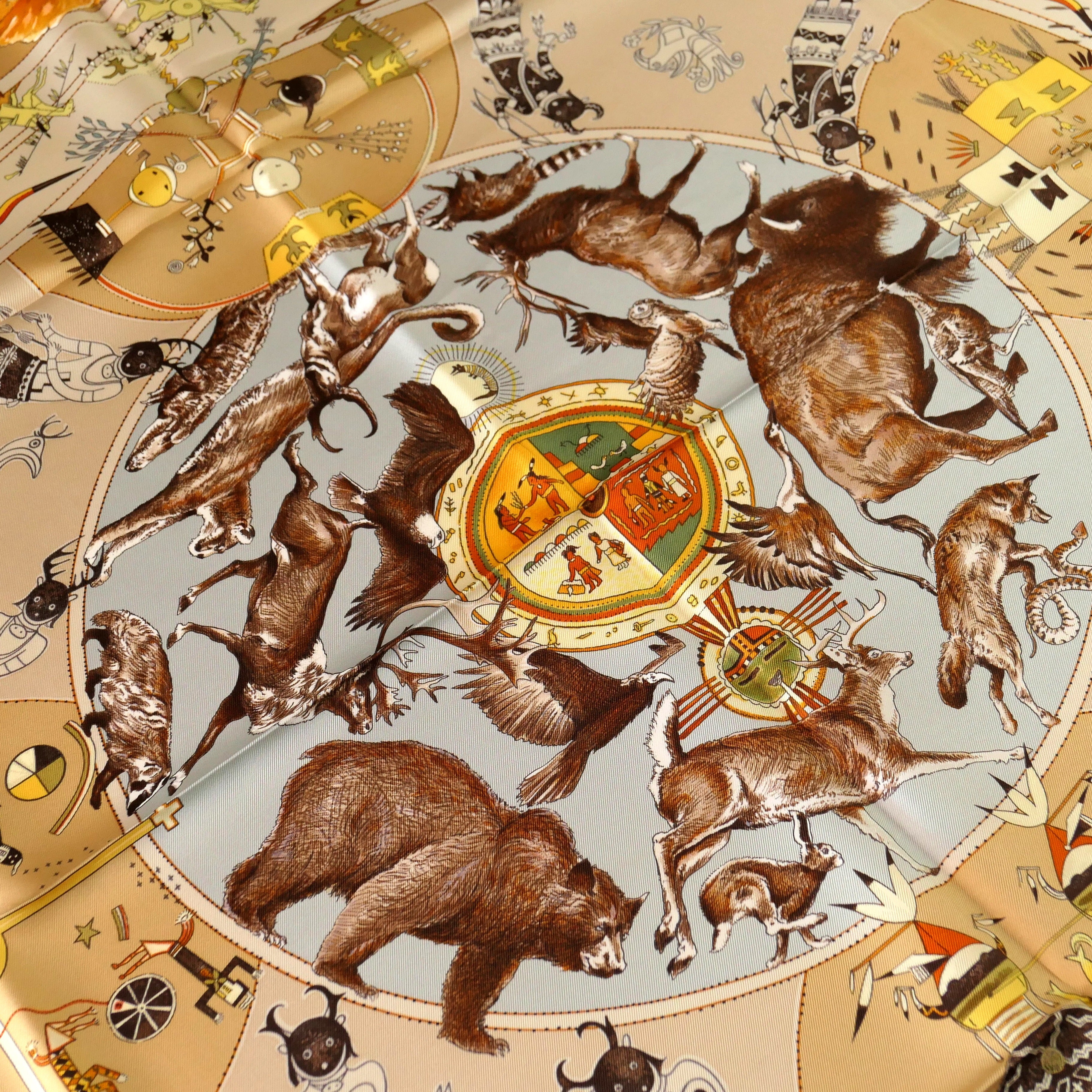 Carré Hermès Mythologies des Hommes Rouges 90 cm soie, détail cercle des animaux totémiques
