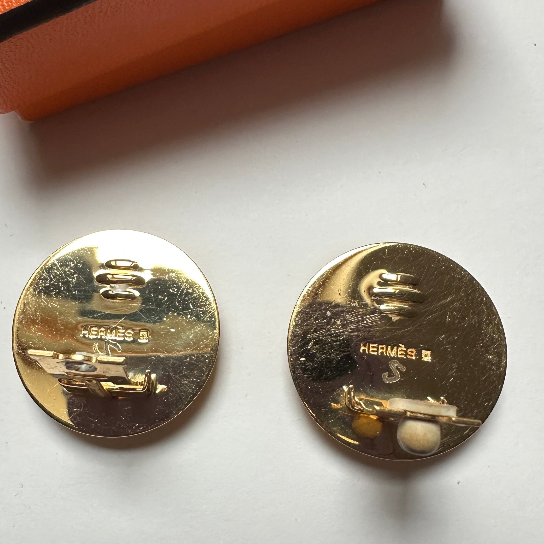 Dos des clips Hermès vintage montrant le mécanisme plaqué or.