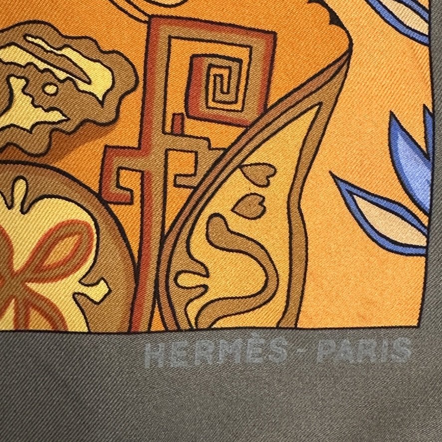 signature Hermes paris dans un coin du foulard 