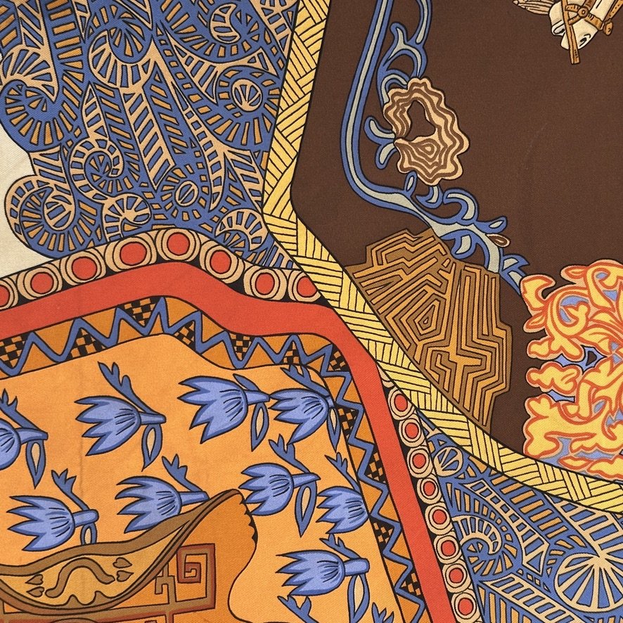 detail du dessin du foulard hermes fleurs bleues sur fond orange 