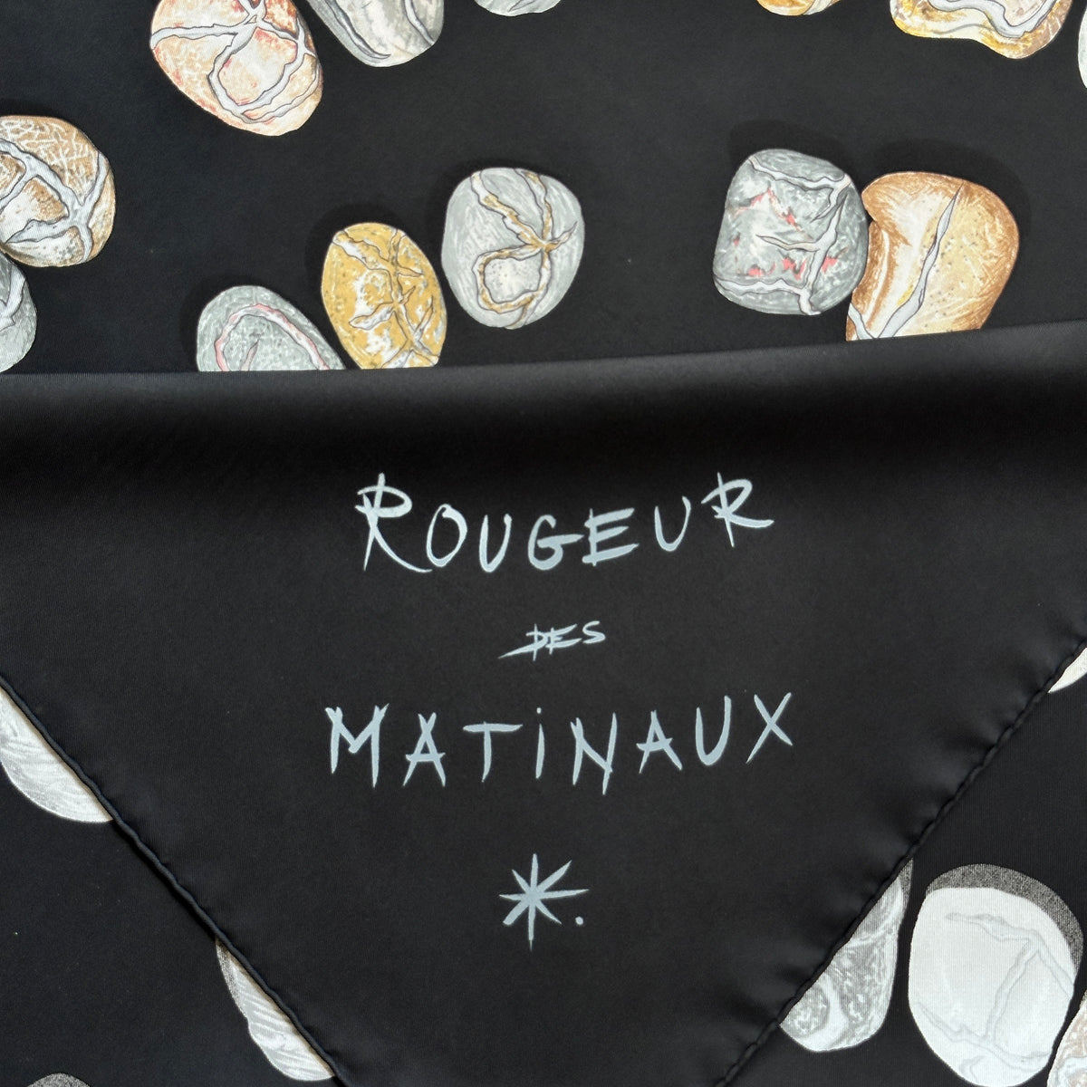 Carré Hermès Impose ta chance 90 cm soie, coin manuscrit Rougeur des Matinaux et roulotté main