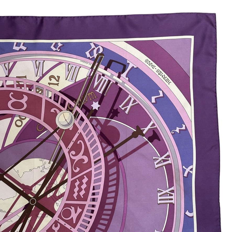 dessin d'horloge dans les tons violet parme et lila 