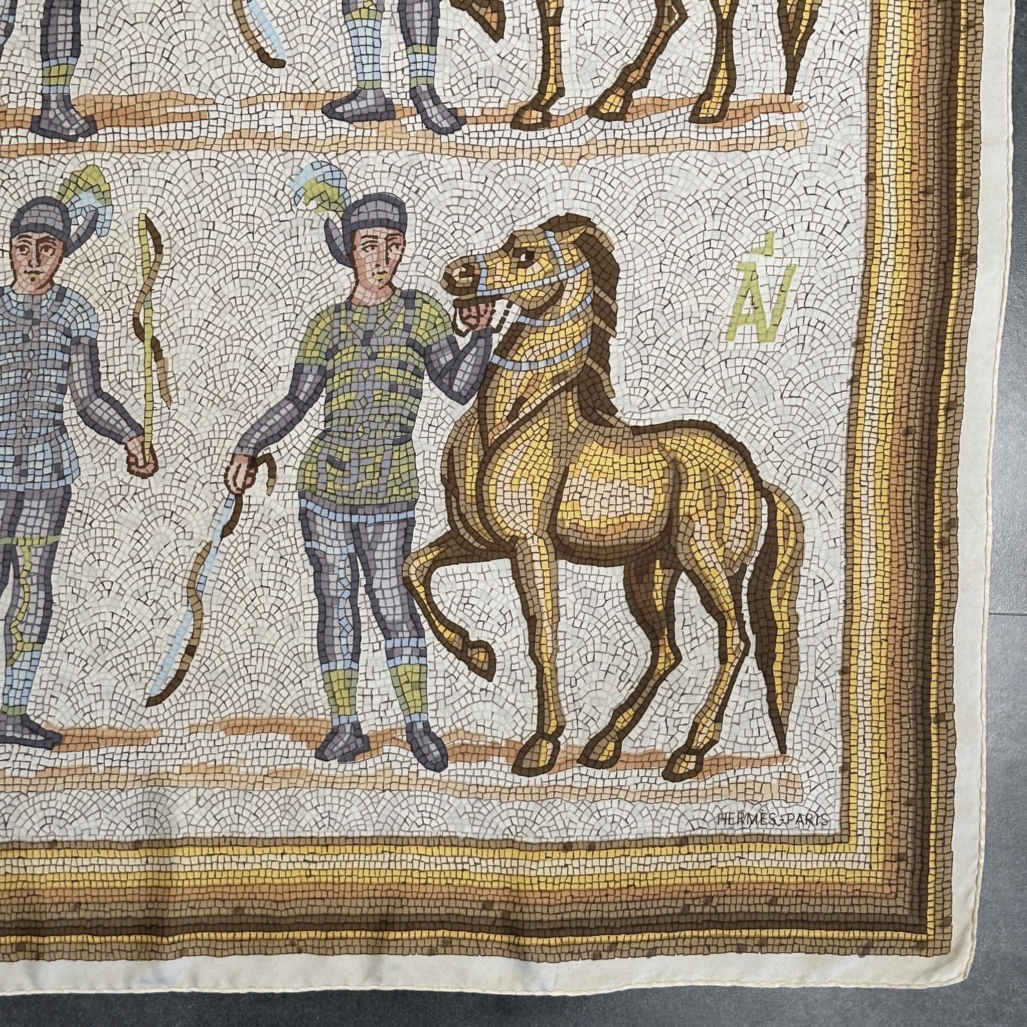 coin inférieur droit du foulard en très bon état