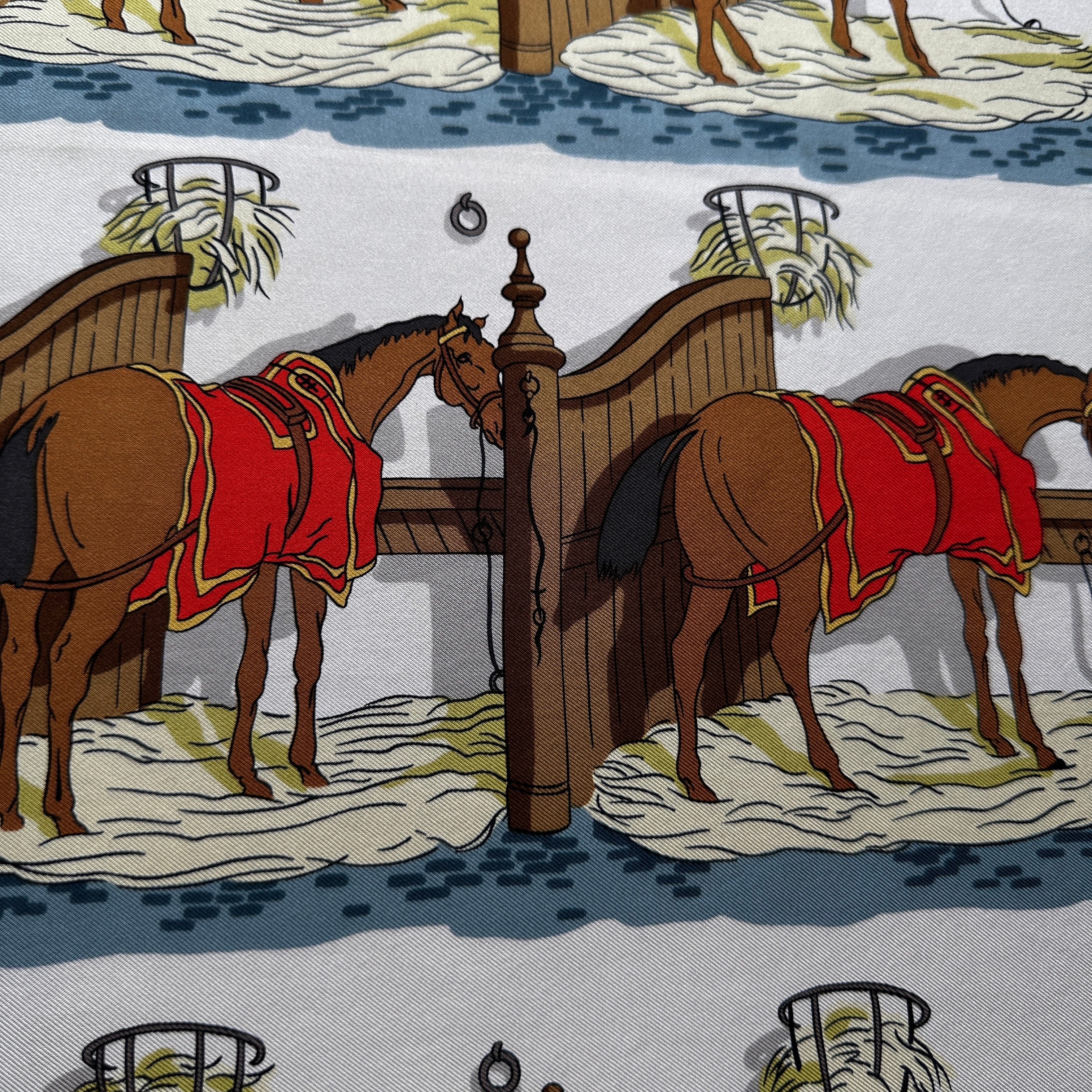 Répétition du motif équestre stalles et chevaux sur fond blanc