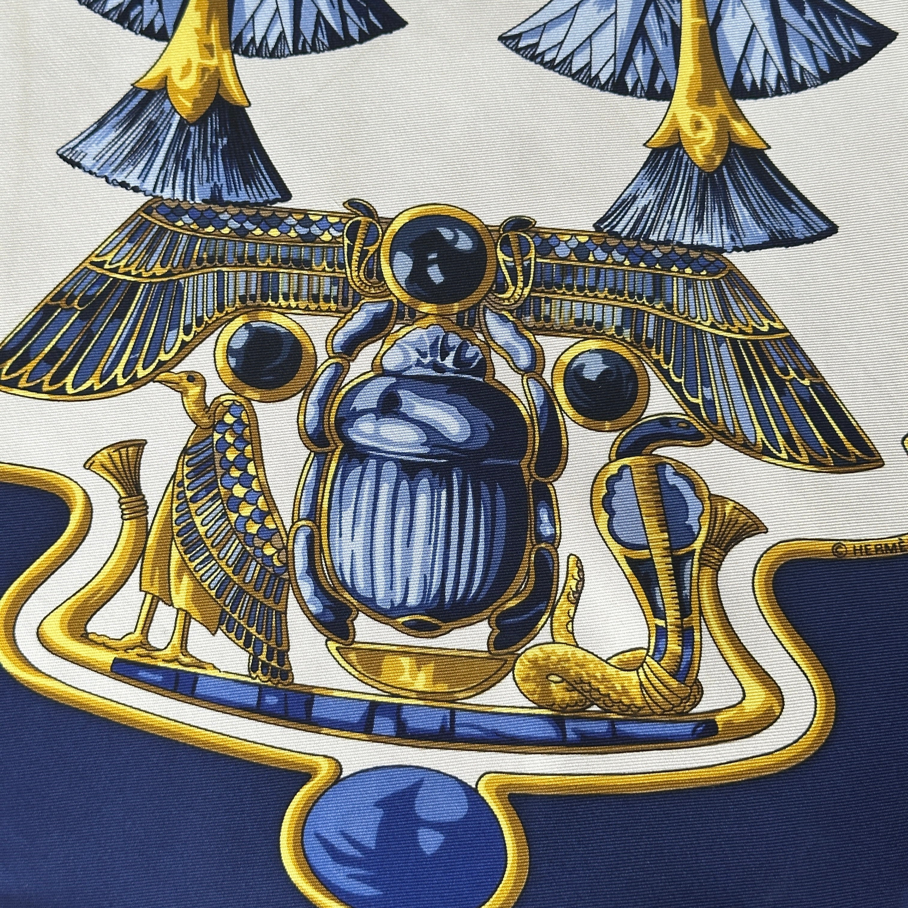 Détail divinité égyptienne et scarabée bleu – carré Hermès soie